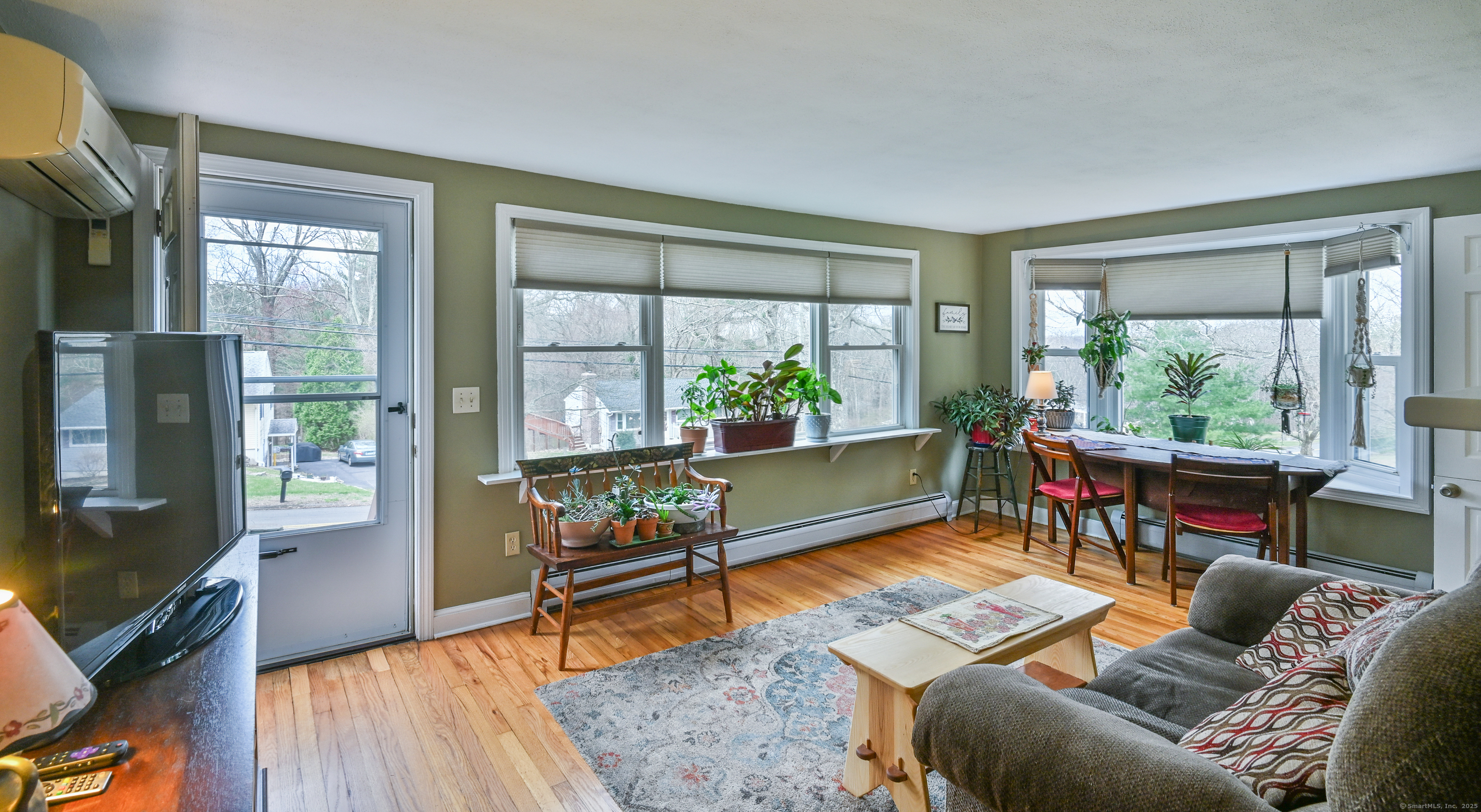 Old Post Road, Tolland, Connecticut - 2 Bedrooms  
2 Bathrooms  
6 Rooms - 