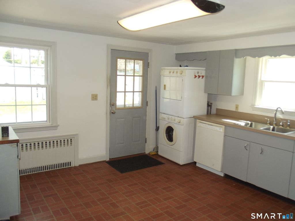 Photo of 192 Wells Street, Manchester, CT 06040 (MLS # 24166072)