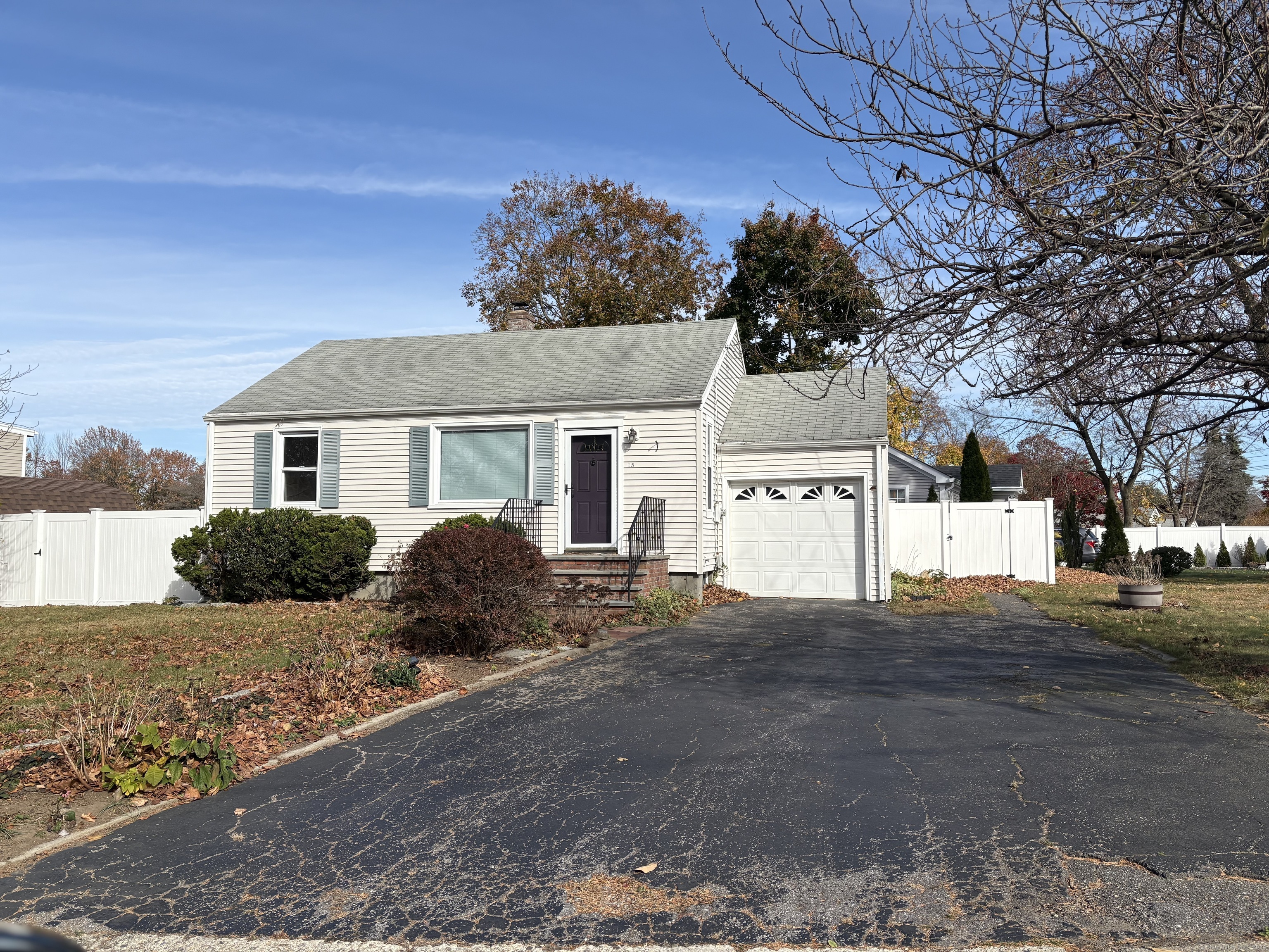 15 Ambler Drive, Norwalk, Connecticut - 2 Bedrooms  
1 Bathrooms  
4 Rooms - 