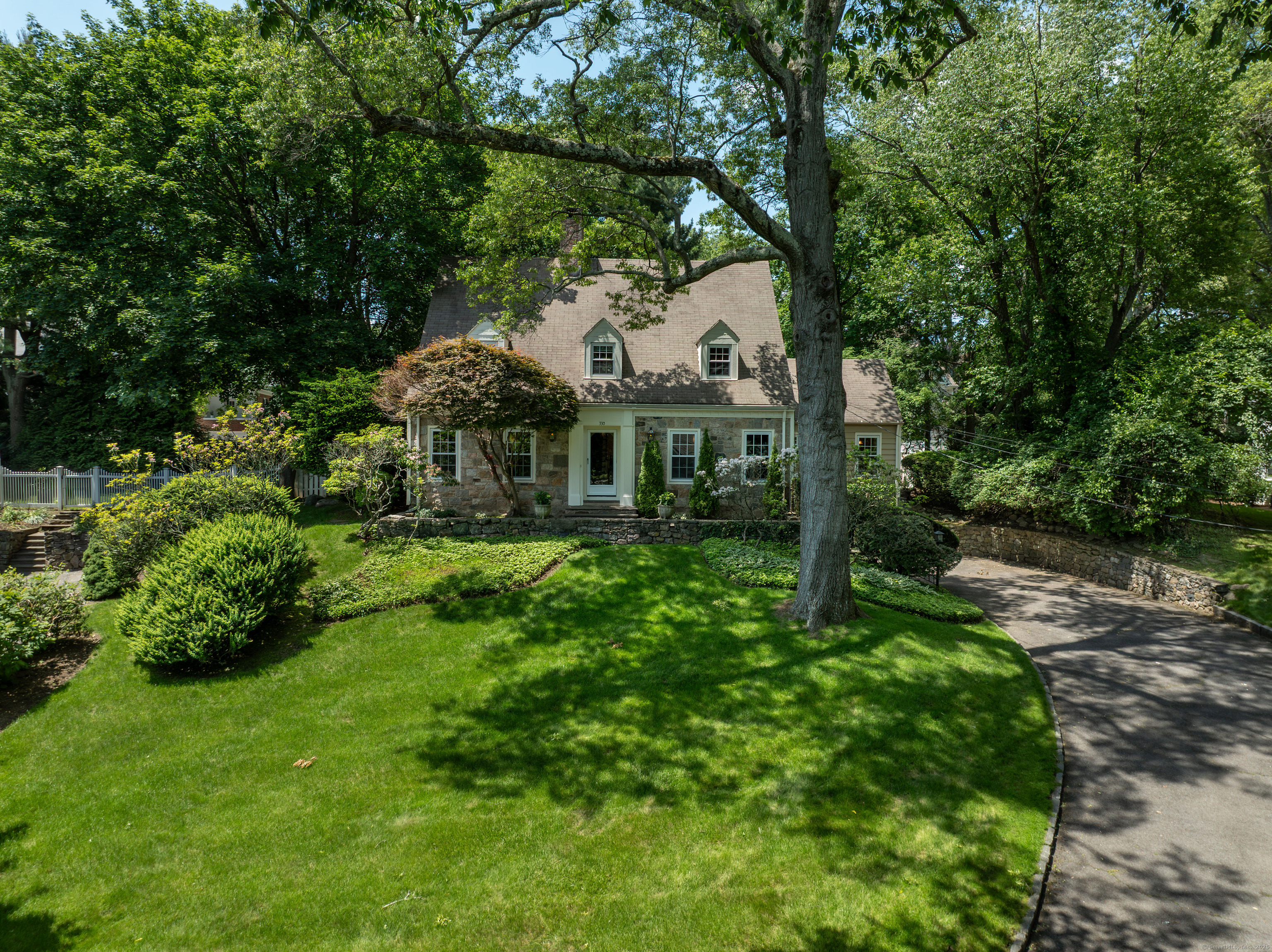 330 Emery Drive, Stamford, Connecticut - 4 Bedrooms  
4 Bathrooms  
11 Rooms - 