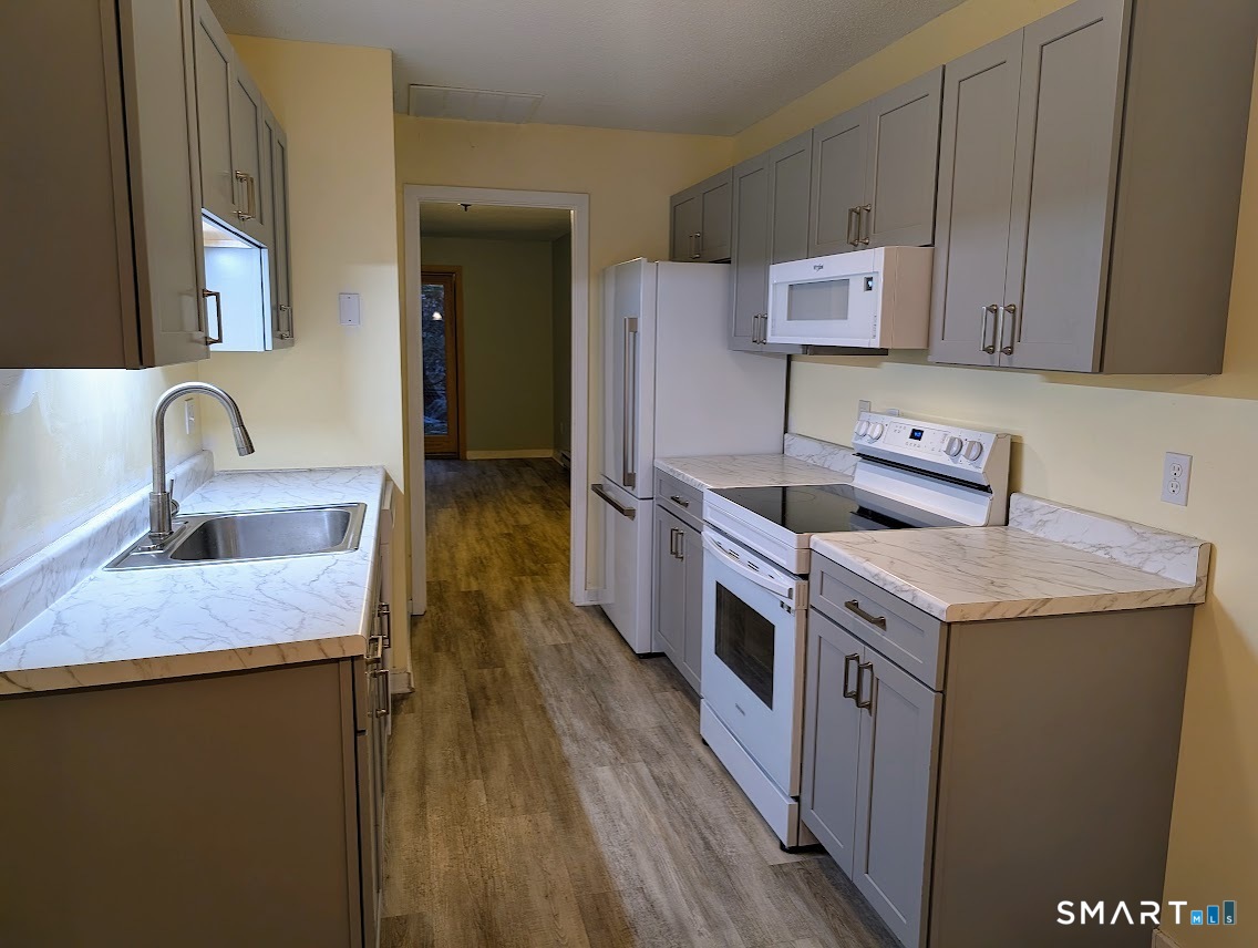 21 Riveredge Drive 21