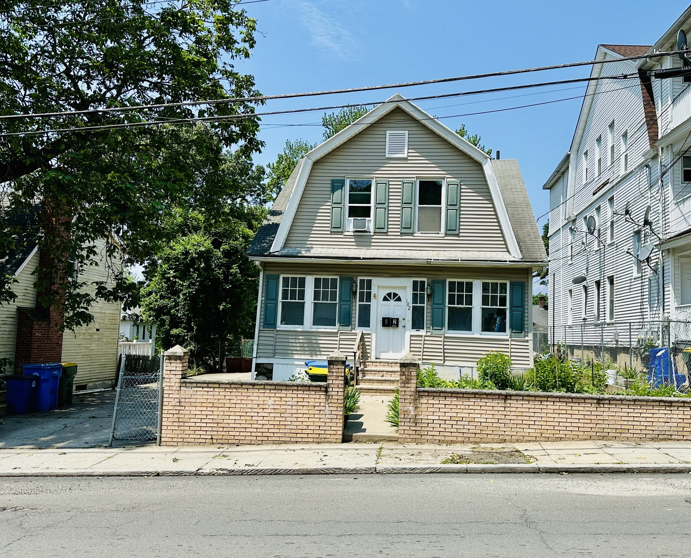 Oak Street, Waterbury, Connecticut - 4 Bedrooms  
2 Bathrooms  
8 Rooms - 