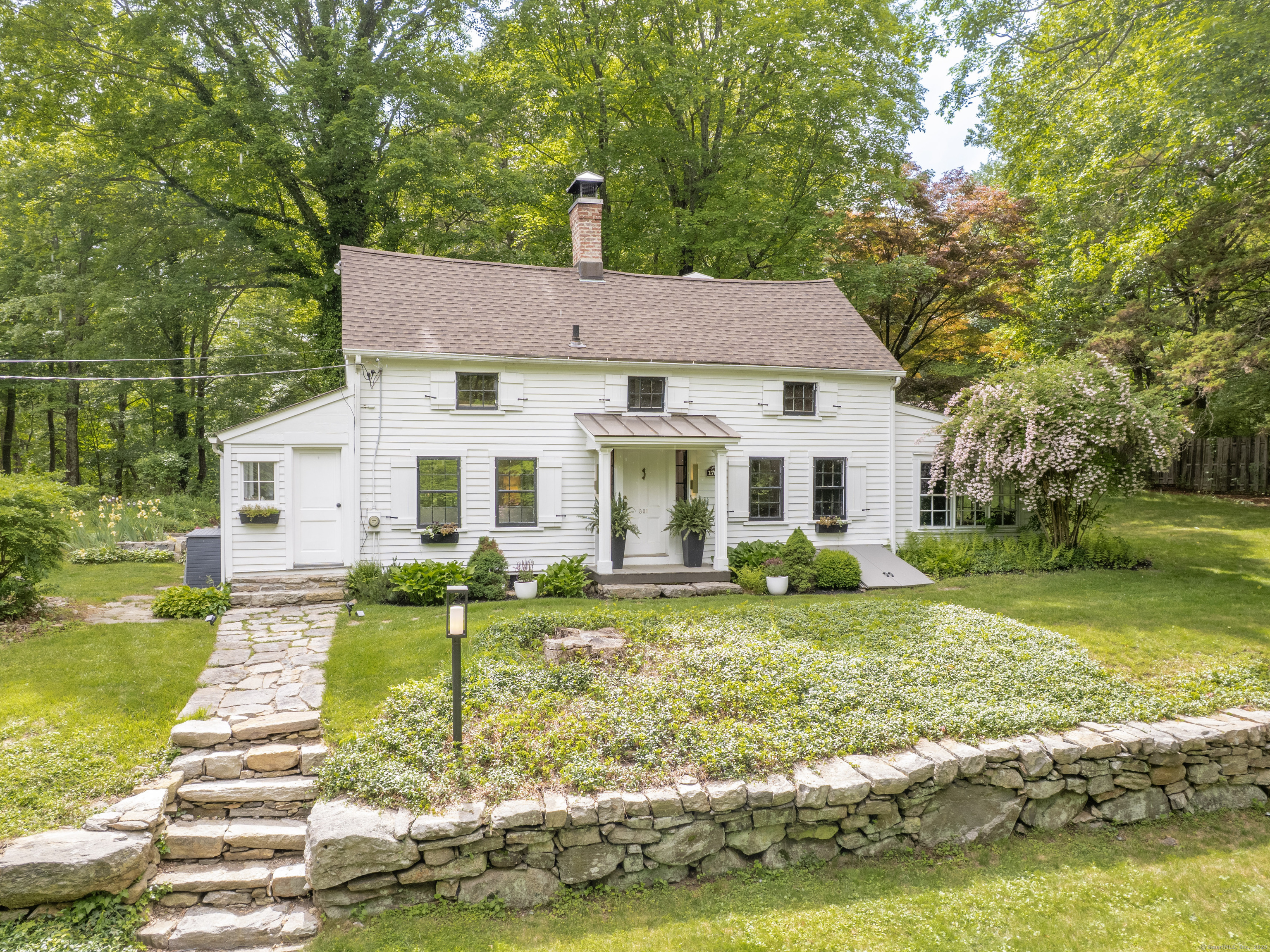 Westport Road 301, Wilton, Connecticut - 3 Bedrooms  
3 Bathrooms  
8 Rooms - 