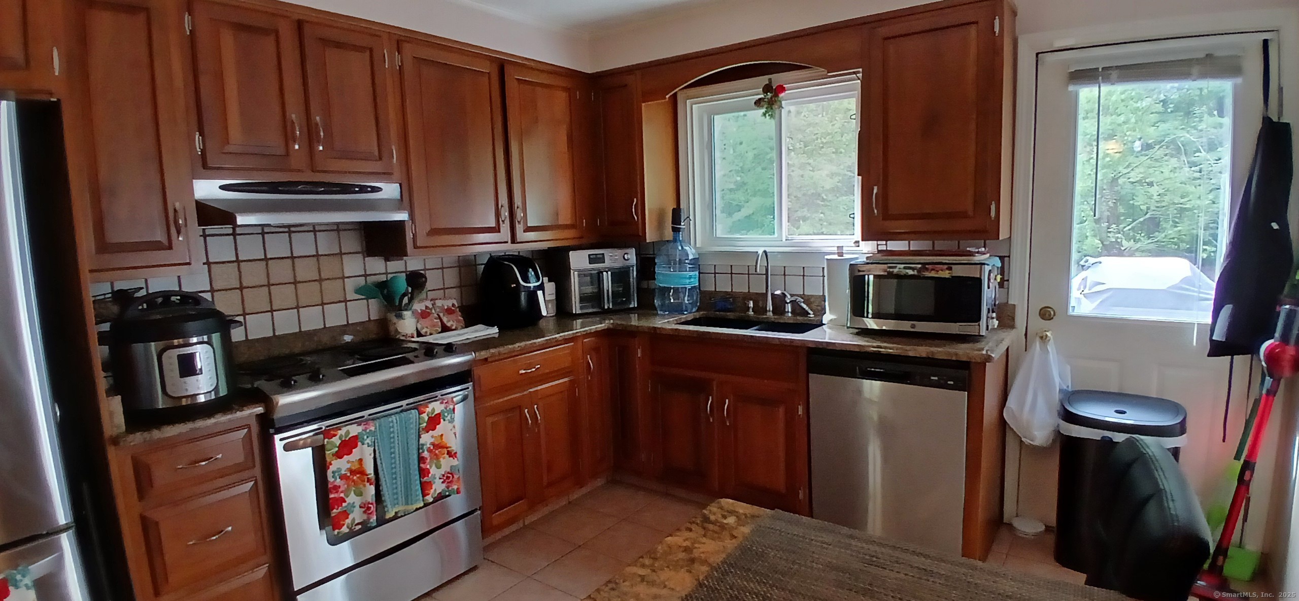 Torrington, Connecticut 06790, United States, 3 Bedrooms Bedrooms, ,3 BathroomsBathrooms,Residential,Pending,209019