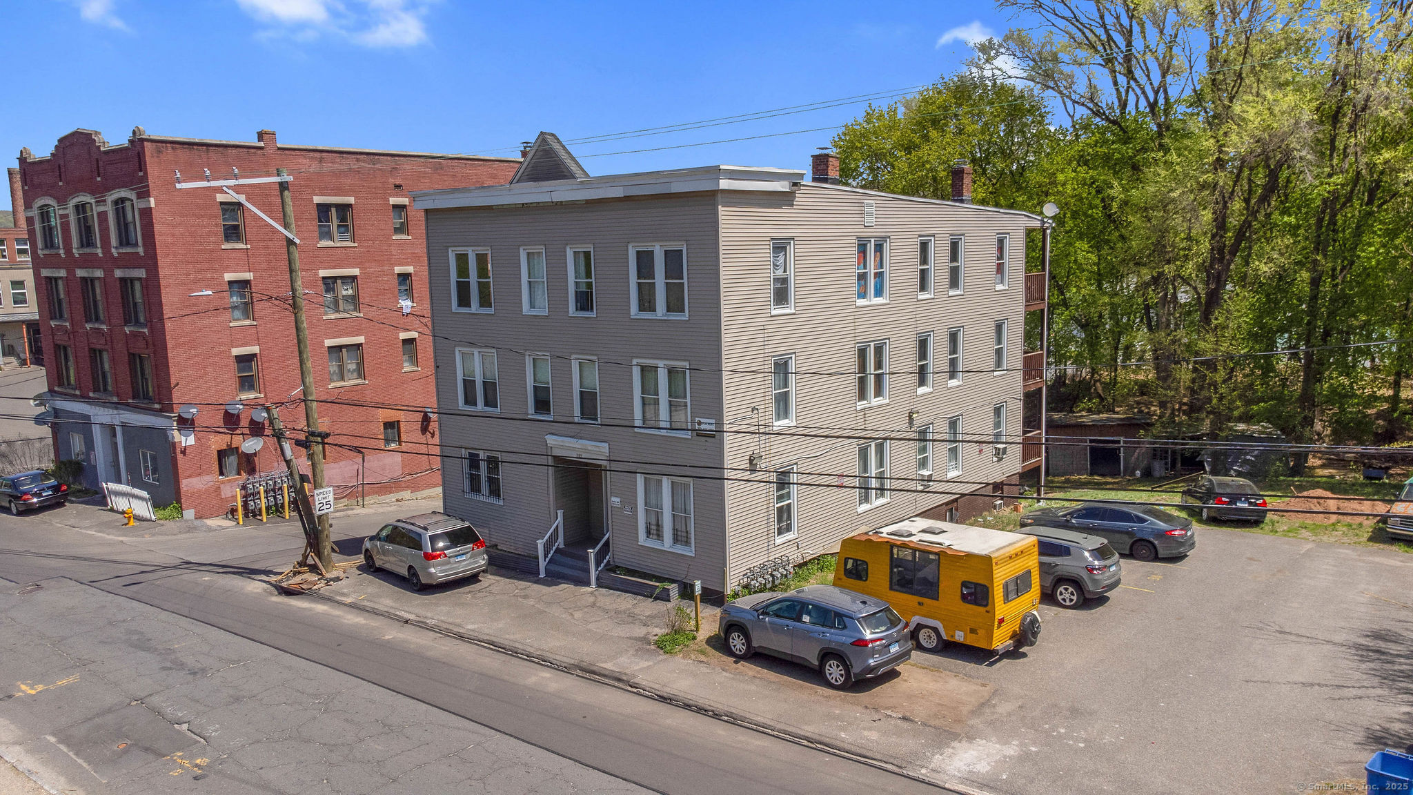 S Leonard Street, Waterbury, Connecticut - 19 Bedrooms  
8 Bathrooms  
33 Rooms - 