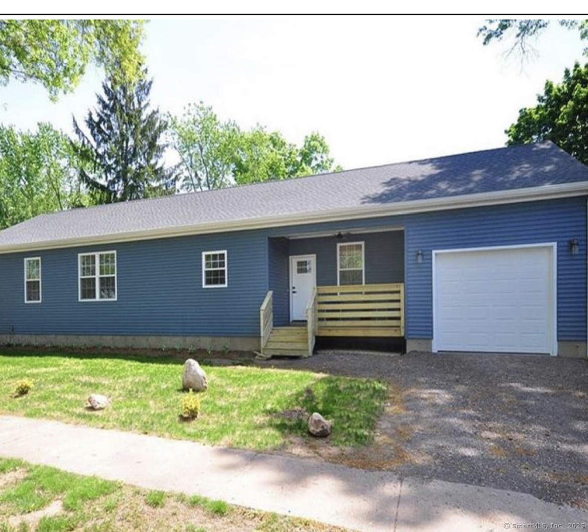 Songonosk Street, Windsor, Connecticut - 3 Bedrooms  
3.5 Bathrooms  
6 Rooms - 