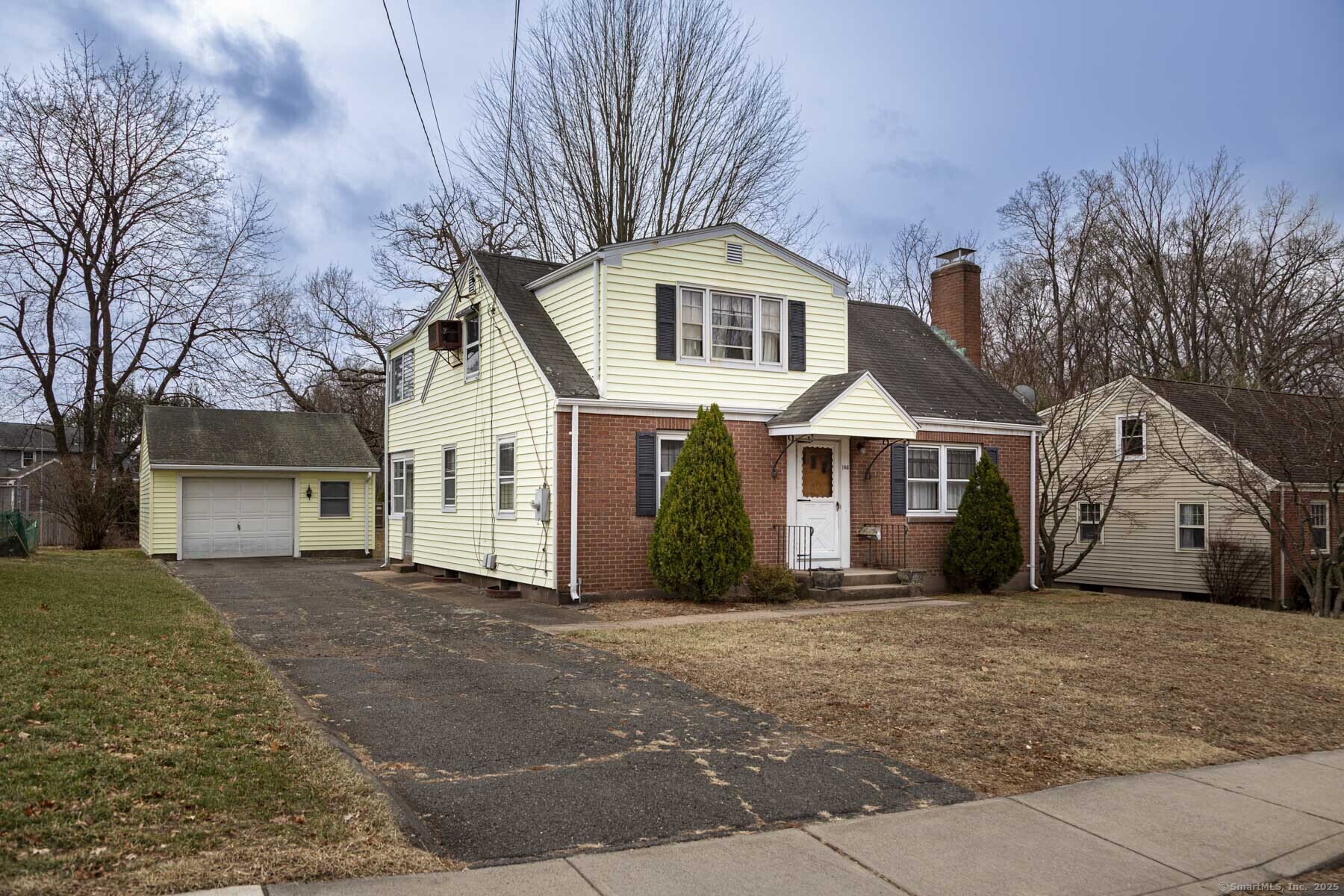 Wells Street, Manchester, Connecticut - 3 Bedrooms  
2 Bathrooms  
6 Rooms - 