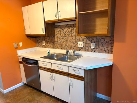 Tiny photo for 924 Quinnipiac Avenue #APT 7, New Haven, CT 06513 (MLS # 24144232)