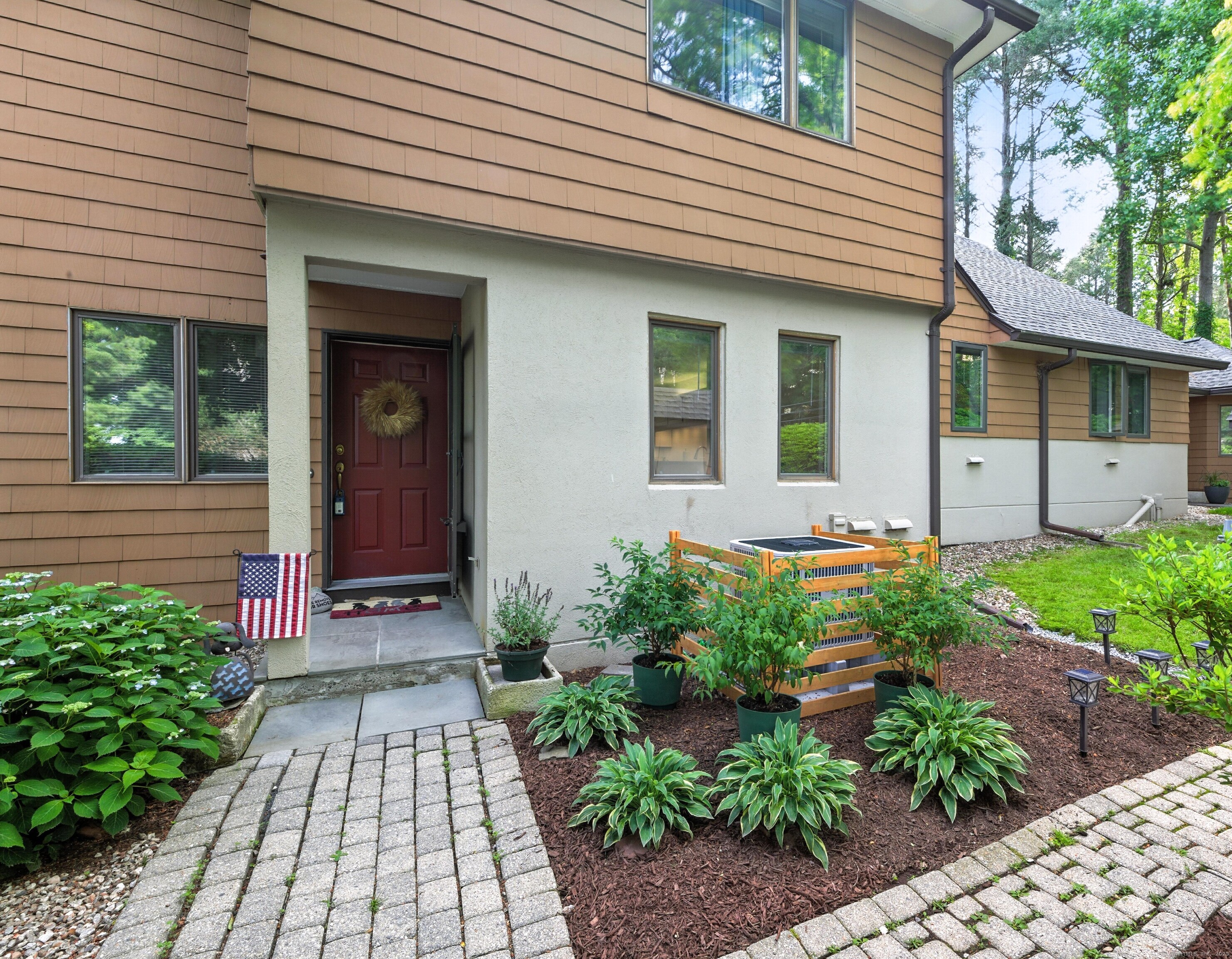 Font Hill Park 17, Bloomfield, Connecticut - 2 Bedrooms  
3 Bathrooms  
5 Rooms - 