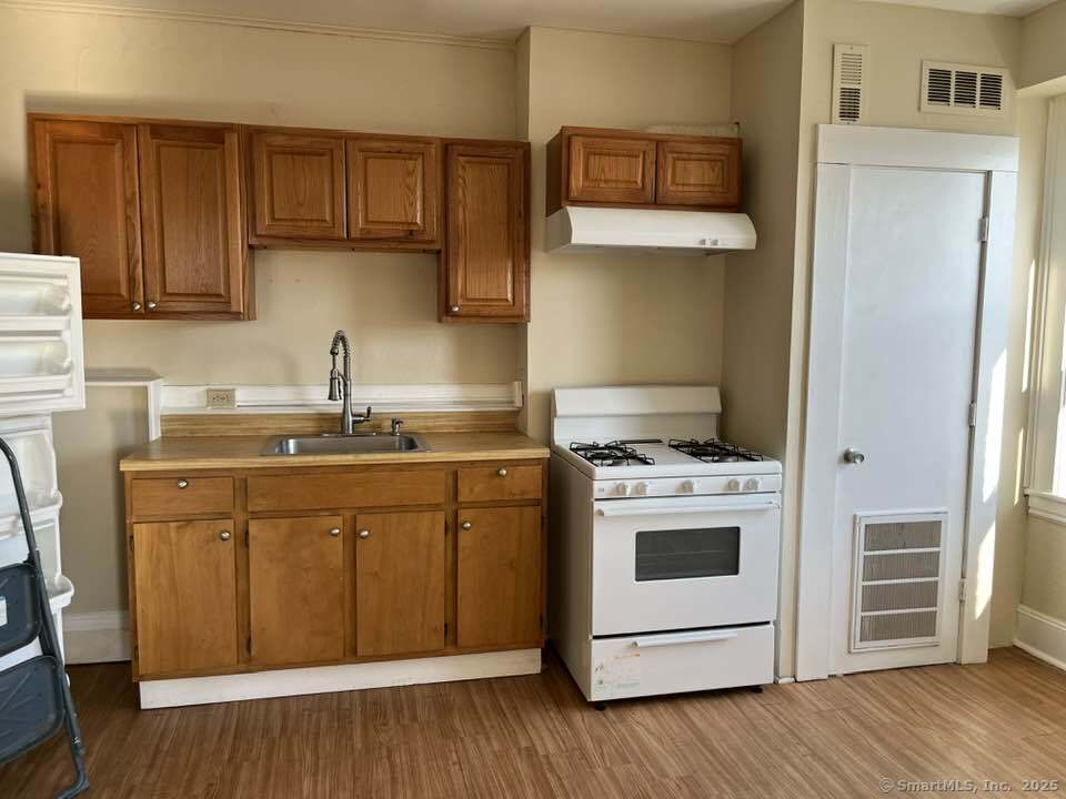 Ogden Street, Bridgeport, Connecticut - 2 Bedrooms  
1 Bathrooms  
4 Rooms - 