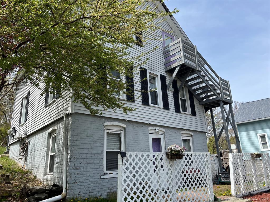 Rental Property at W Thames Street 1, Norwich, Connecticut - Bedrooms: 2 
Bathrooms: 1 
Rooms: 4  - $1,200 MO.