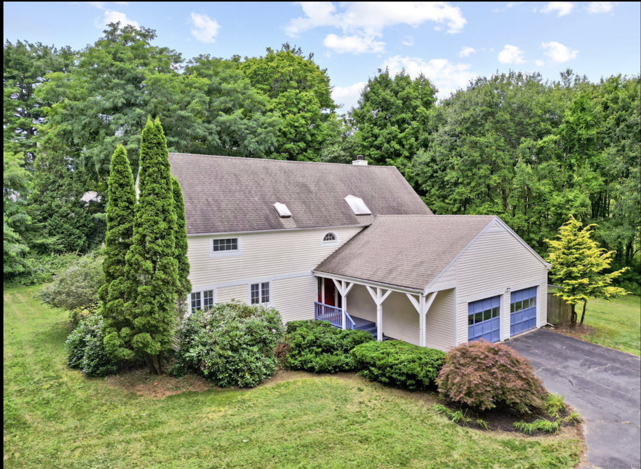 Old Farms Road, Simsbury, Connecticut - 4 Bedrooms  
3 Bathrooms  
8 Rooms - 