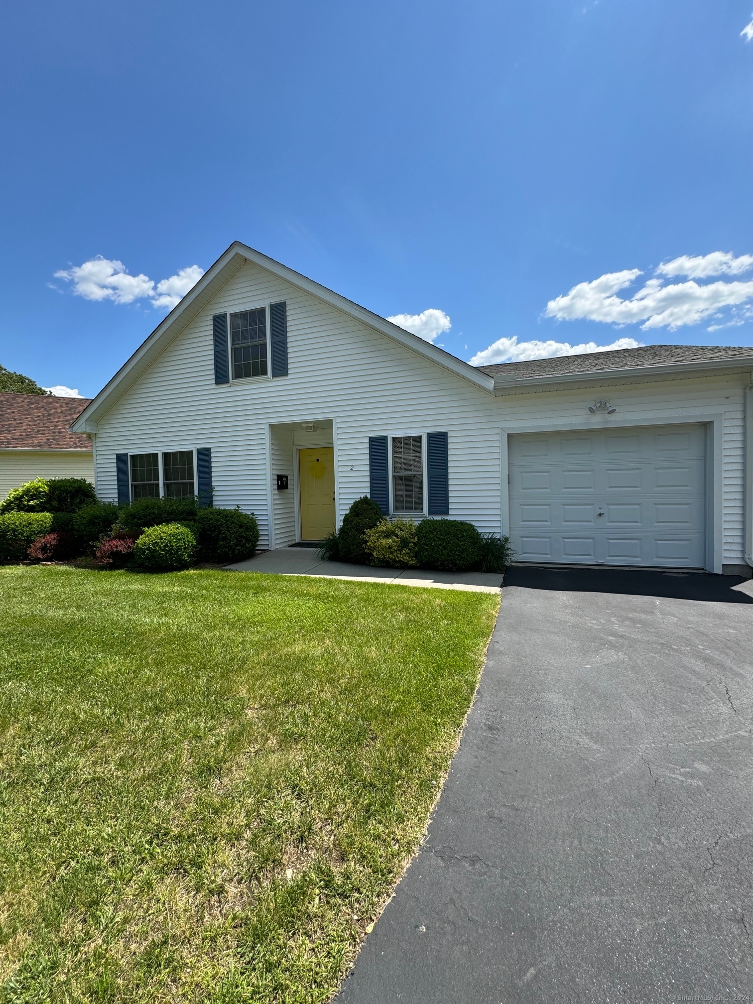 2 Trading Cove Circle 2, Norwich, Connecticut - 2 Bedrooms  
2 Bathrooms  
5 Rooms - 