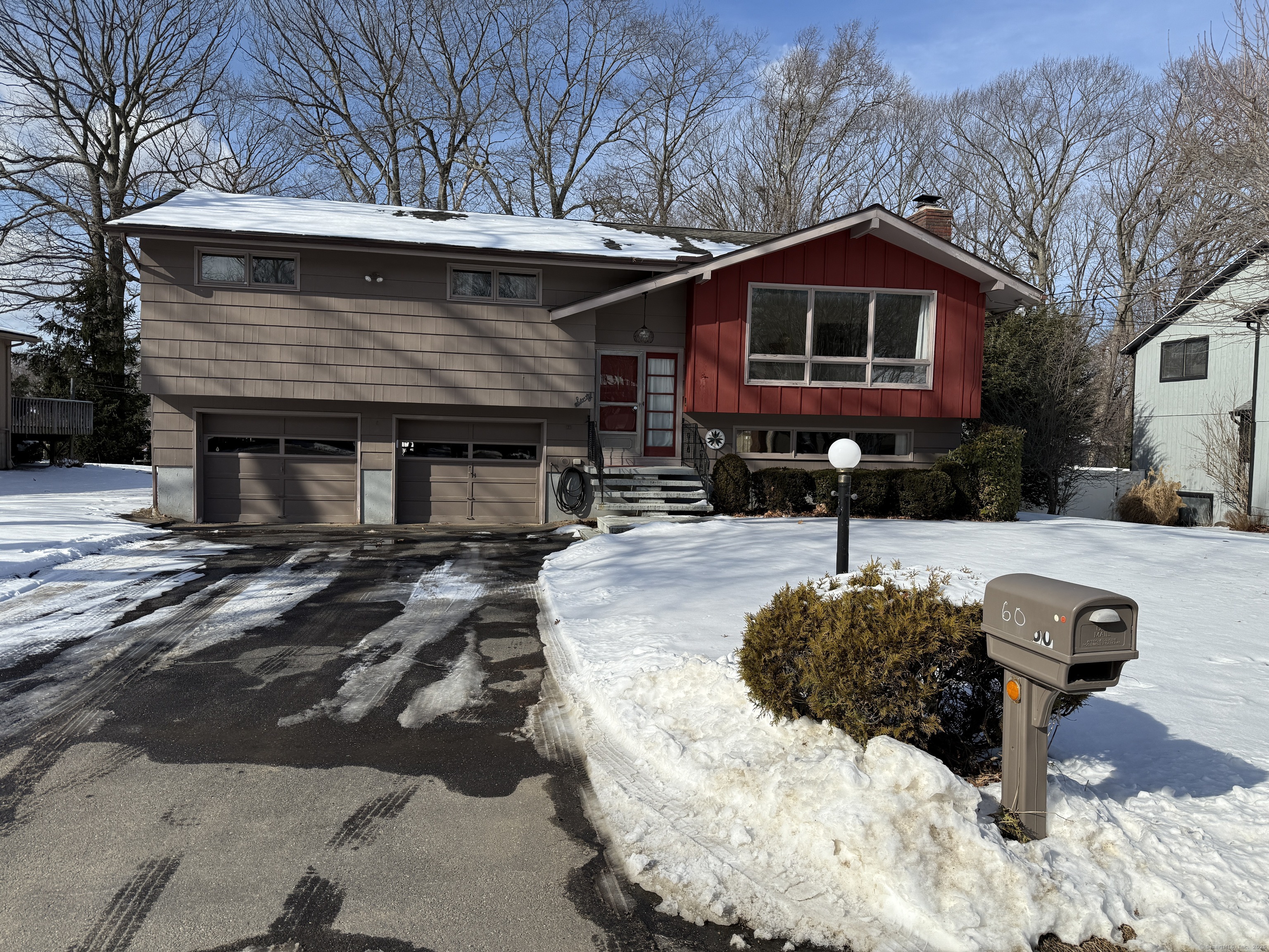 Indian Trail, Waterbury, Connecticut - 3 Bedrooms  
3 Bathrooms  
5 Rooms - 