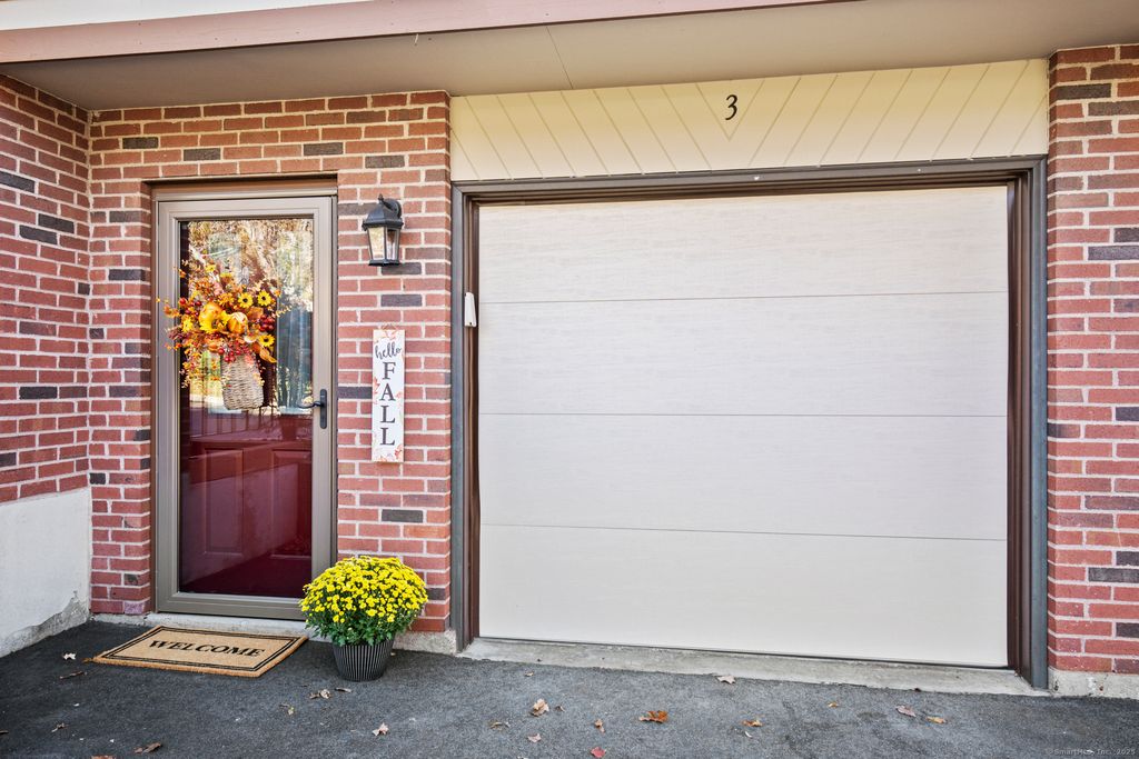 Photo of 1516 E Main Street #APT 3, Meriden, CT 06450 (MLS # 24133436)