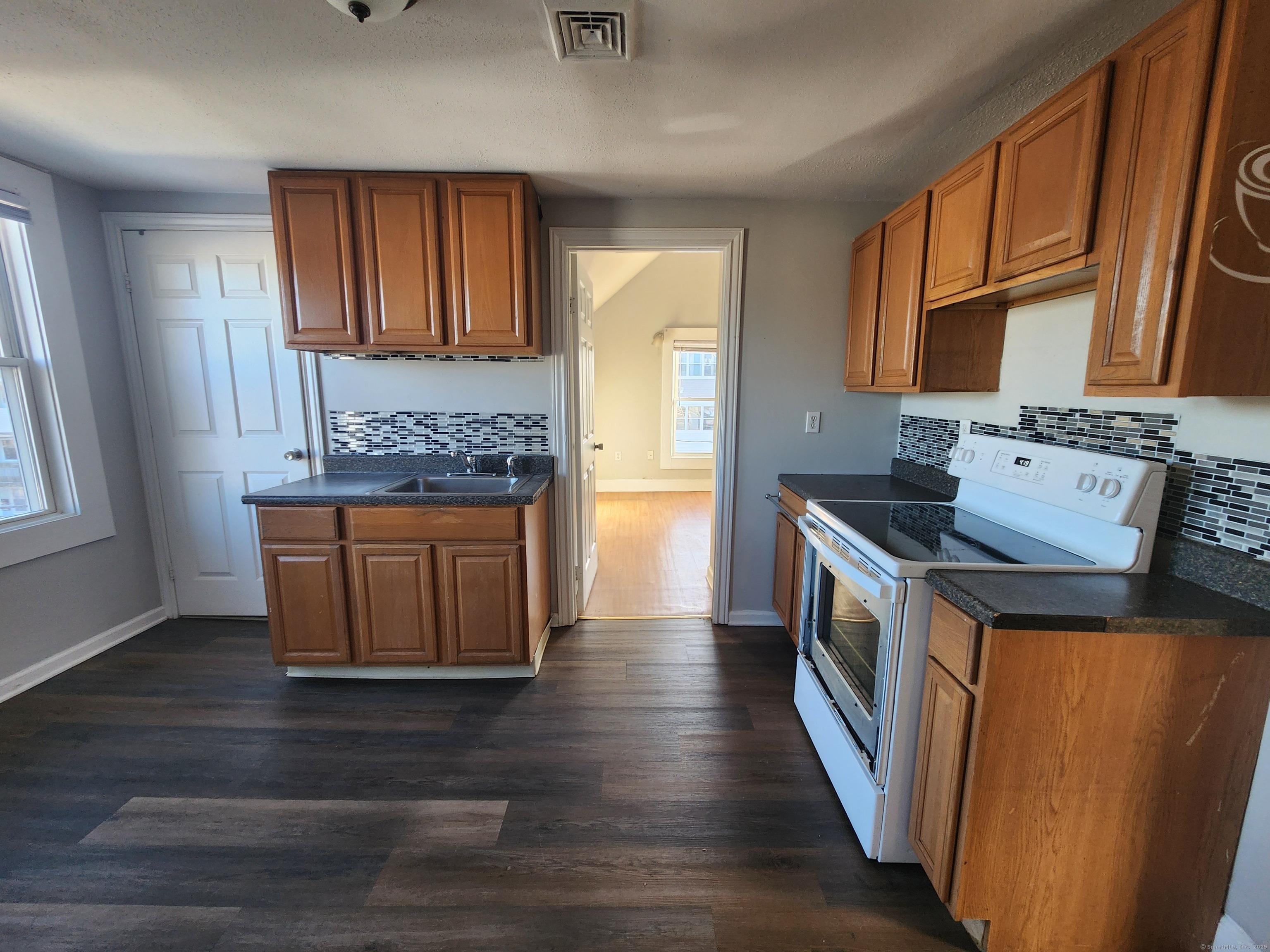 Rhodes Street 3, New Britain, Connecticut - 2 Bedrooms  
1 Bathrooms  
5 Rooms - 