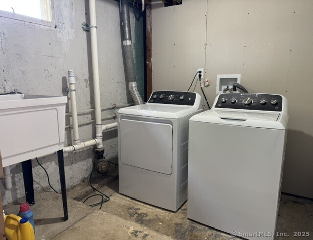 Farmington, Connecticut 06032, United States, 3 Bedrooms Bedrooms, ,2 BathroomsBathrooms,Residential,Active,116578