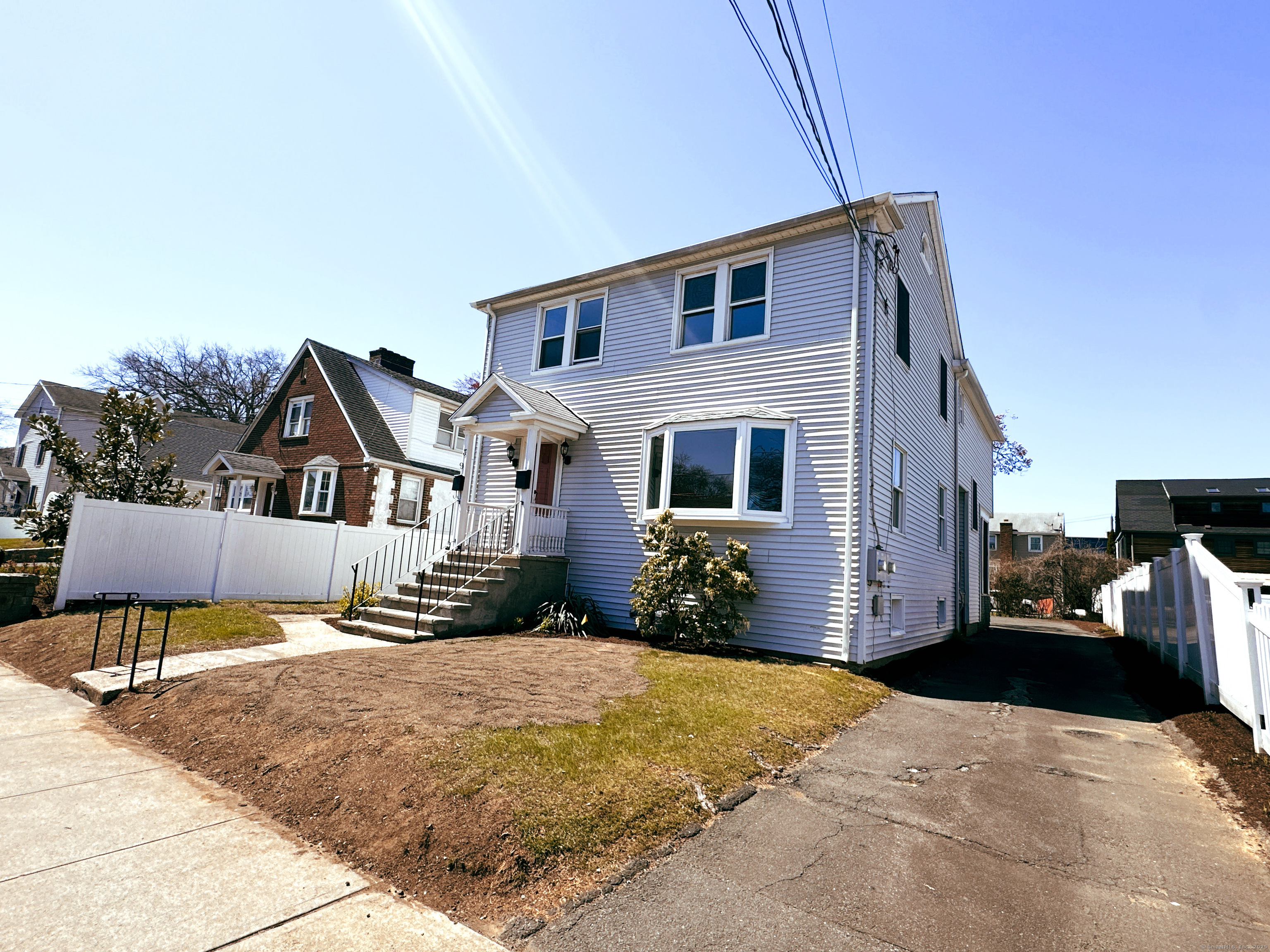 Durant Street A, Stamford, Connecticut - 4 Bedrooms  
2 Bathrooms  
6 Rooms - 