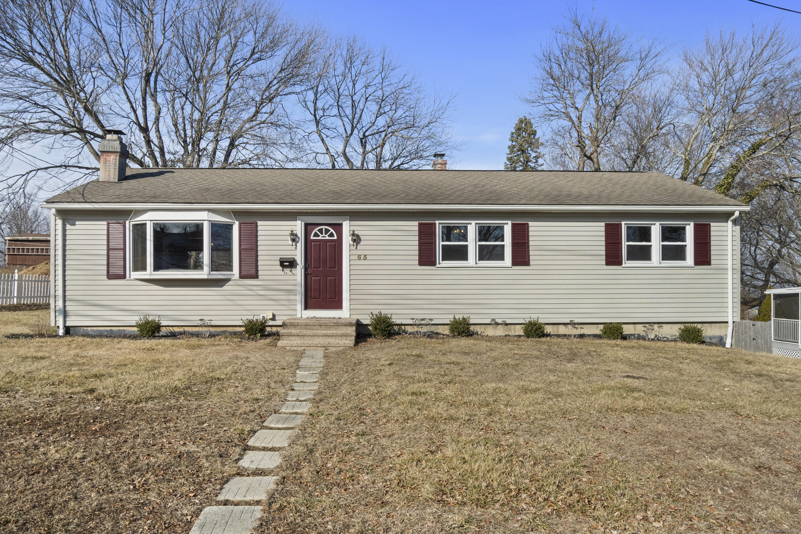 Soundview Avenue, Milford, Connecticut - 3 Bedrooms  
2 Bathrooms  
6 Rooms - 