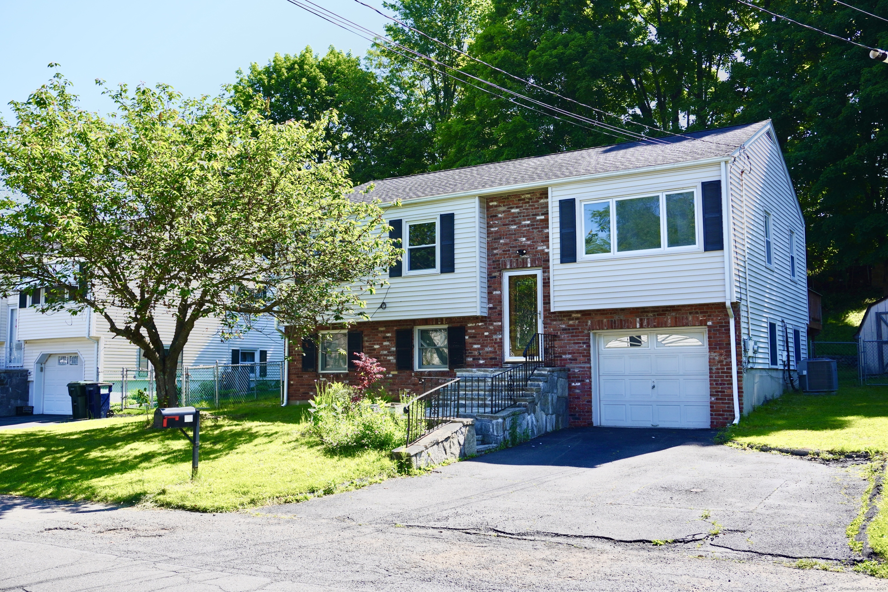 Sleepy Hollow Drive, Danbury, Connecticut - 3 Bedrooms  
2 Bathrooms  
7 Rooms - 