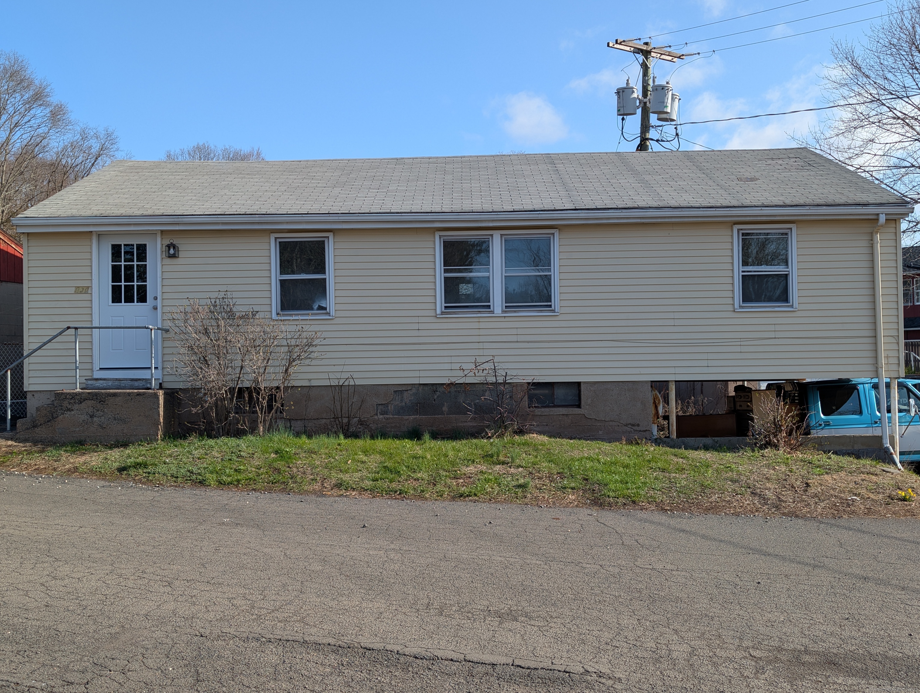 207 Main Street, Middlefield, Connecticut - 3 Bedrooms  
1 Bathrooms  
5 Rooms - 