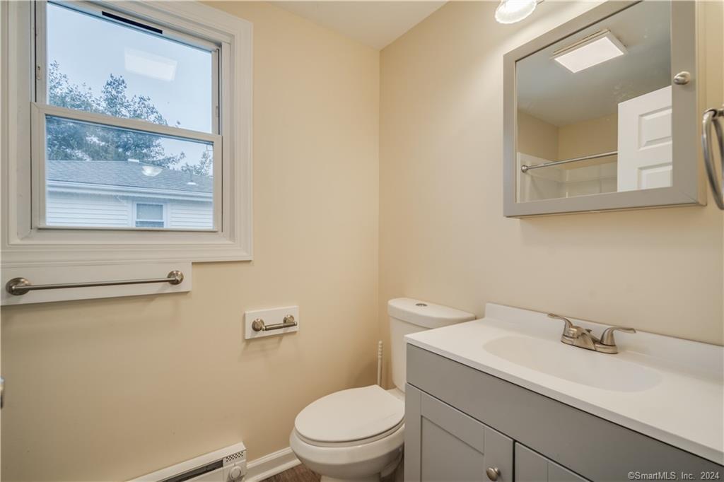 Southington, Connecticut 06489, United States, 3 Bedrooms Bedrooms, ,2 BathroomsBathrooms,Residential,Pending,84141