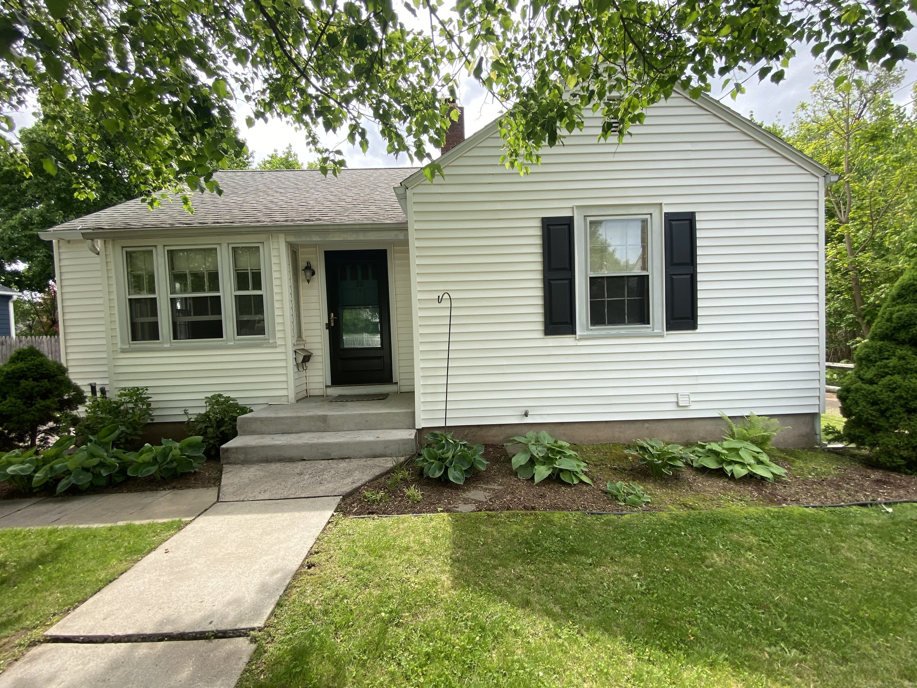 Laurel Street, Middletown, Connecticut - 2 Bedrooms  
1 Bathrooms  
5 Rooms - 