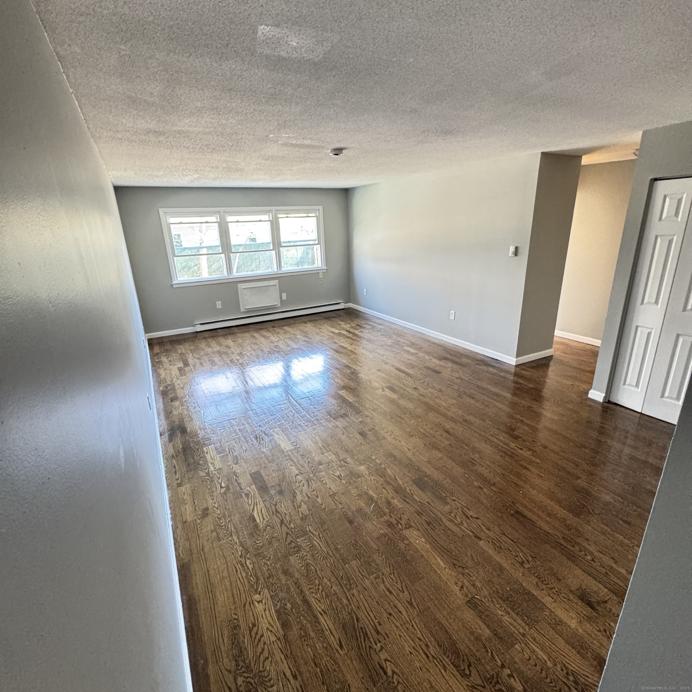 Homeside Avenue 207, West Haven, Connecticut - 2 Bedrooms  
1 Bathrooms  
5 Rooms - 