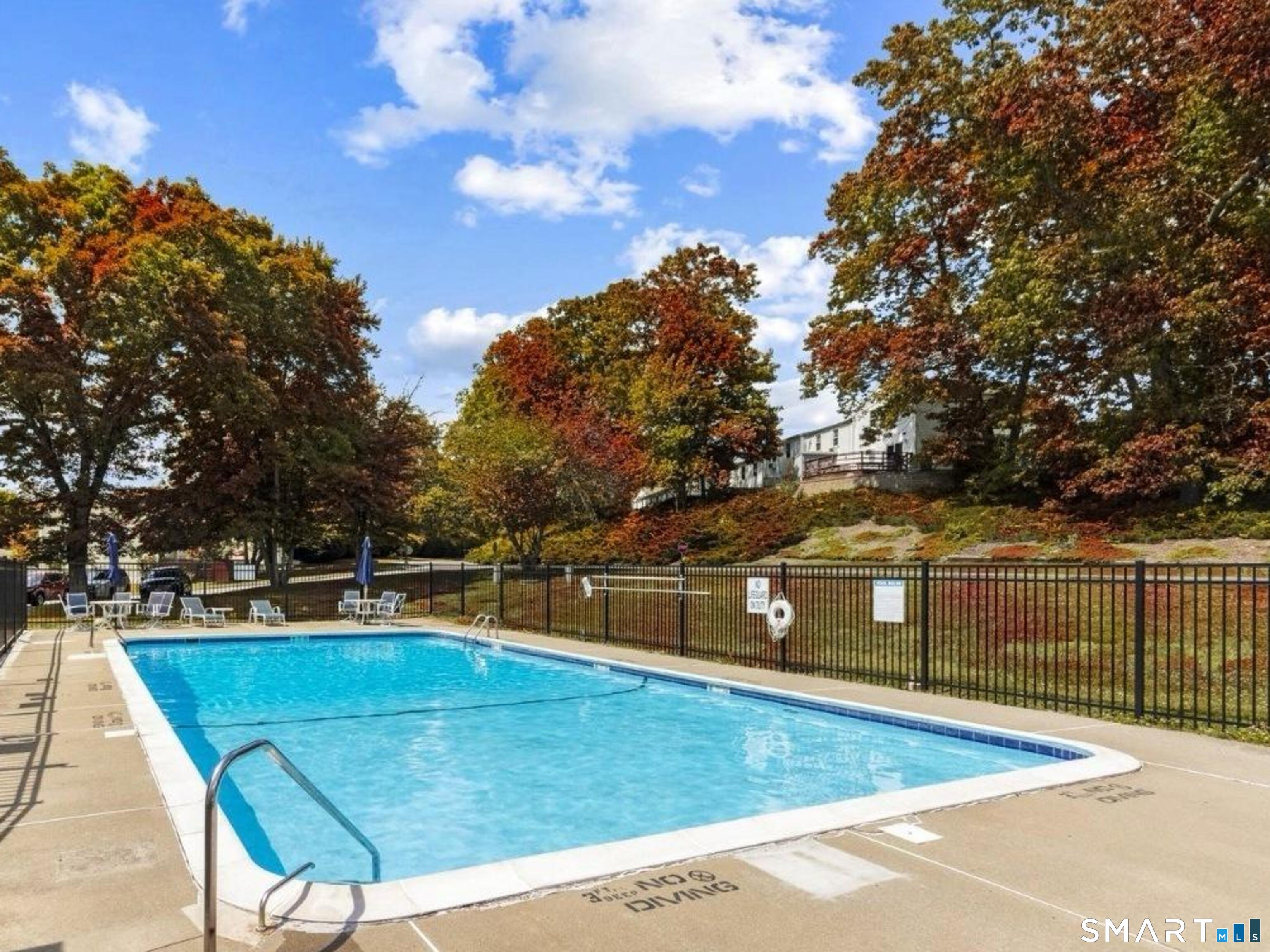 4 Lakeside Drive N