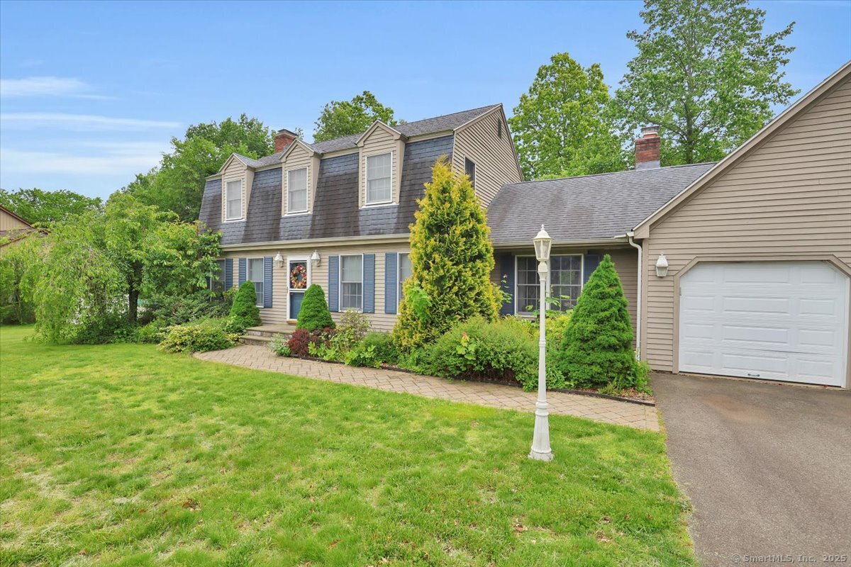 Carriage Drive, Meriden, Connecticut - 3 Bedrooms  
3 Bathrooms  
10 Rooms - 
