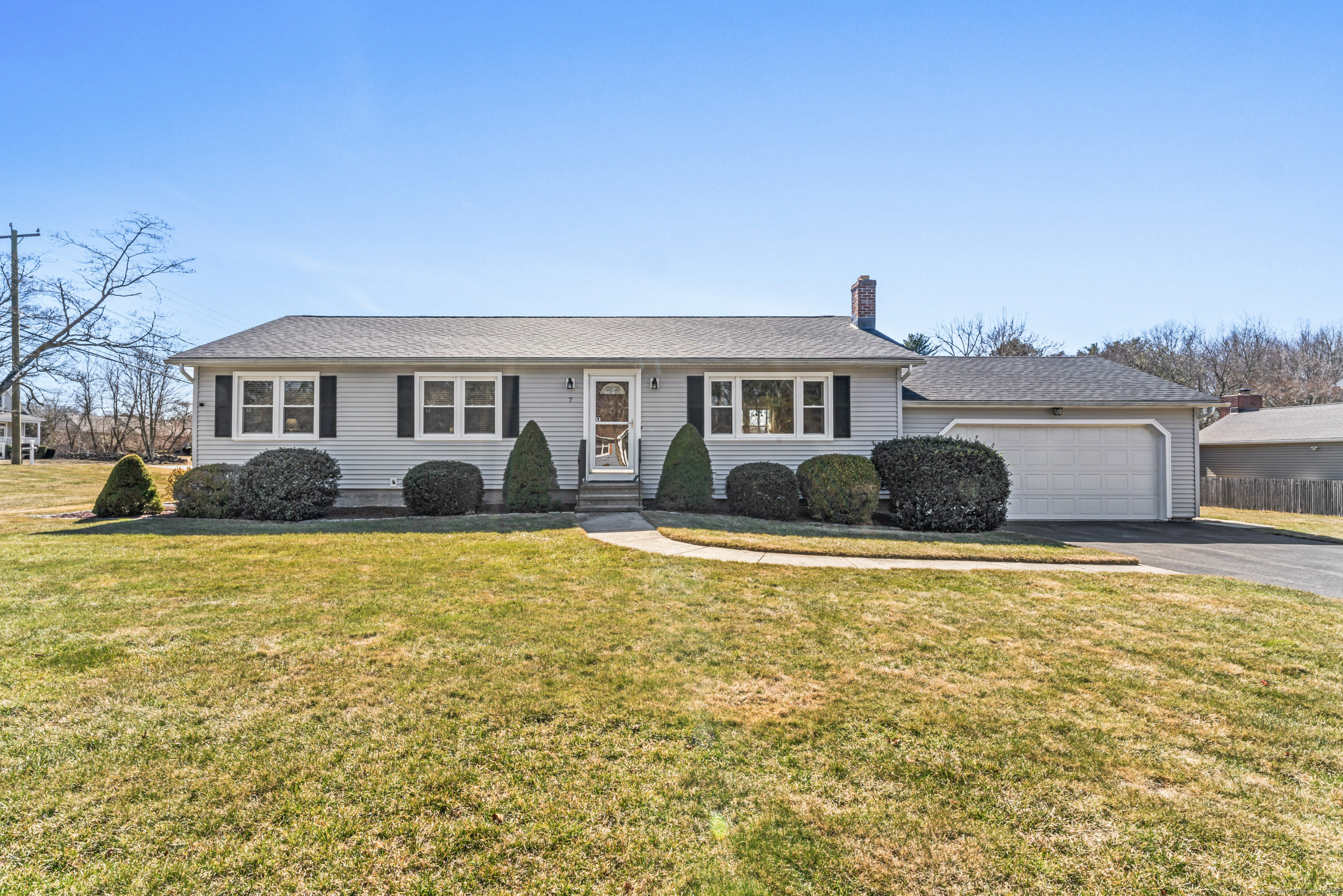 Julia Court, Milford, Connecticut - 3 Bedrooms  
2 Bathrooms  
6 Rooms - 