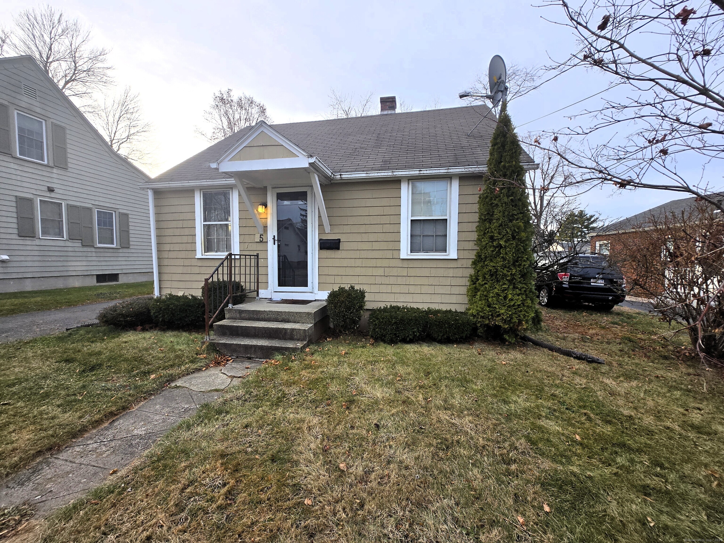 5 Harris Street, Enfield, Connecticut - 2 Bedrooms  
1 Bathrooms  
4 Rooms - 