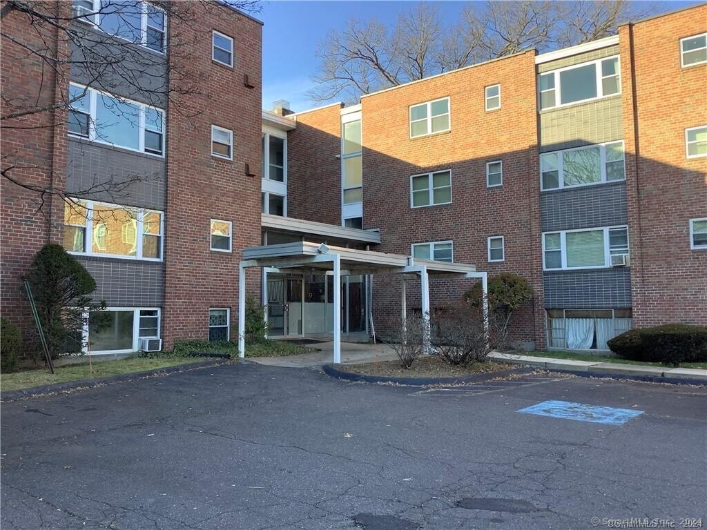 Rental Property at 53 Wolcott Hill Road Apt B17, Wethersfield, Connecticut - Bedrooms: 1 
Bathrooms: 1 
Rooms: 3  - $1,500 MO.