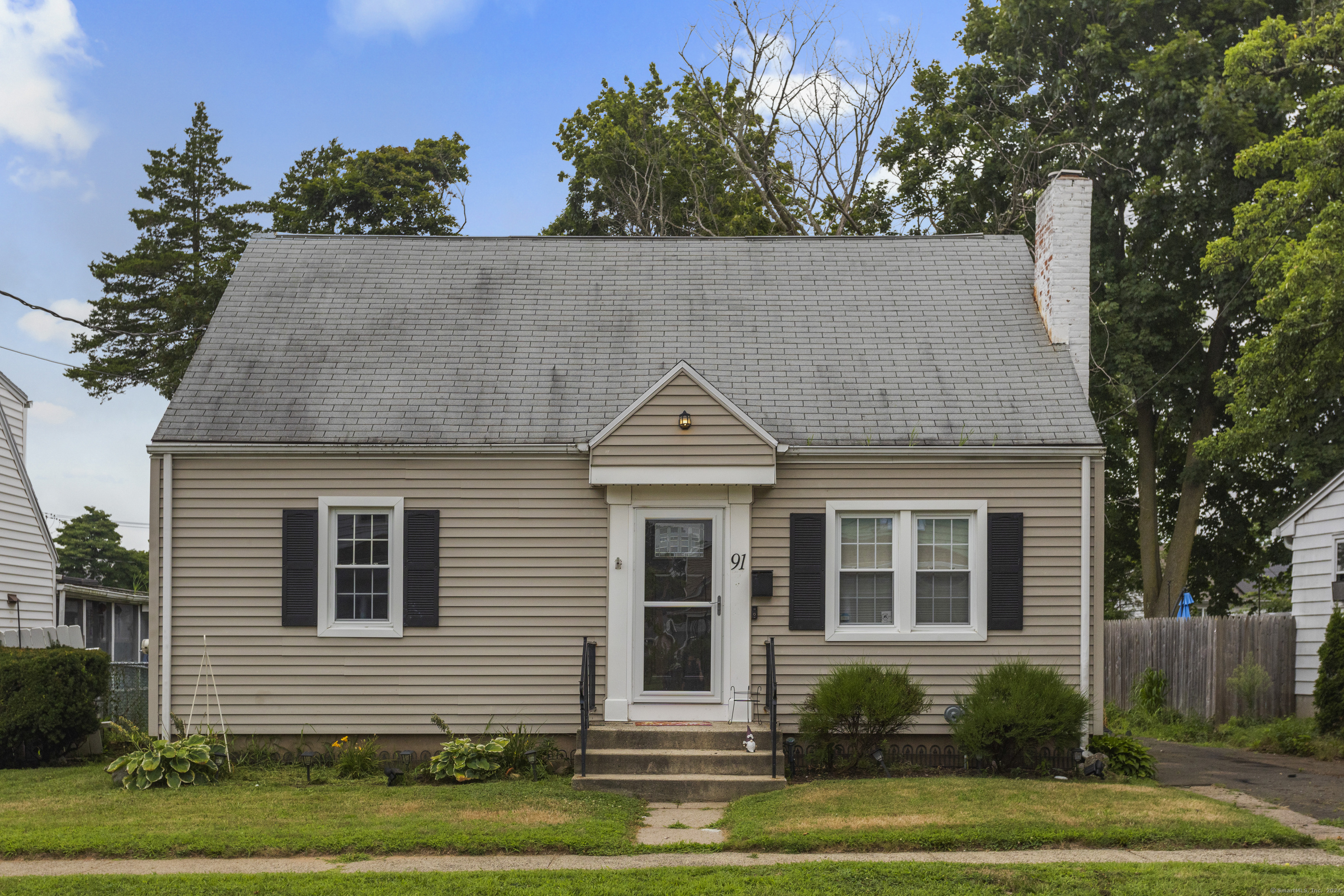 91 White Street, West Haven, Connecticut - 3 Bedrooms  
2 Bathrooms  
6 Rooms - 