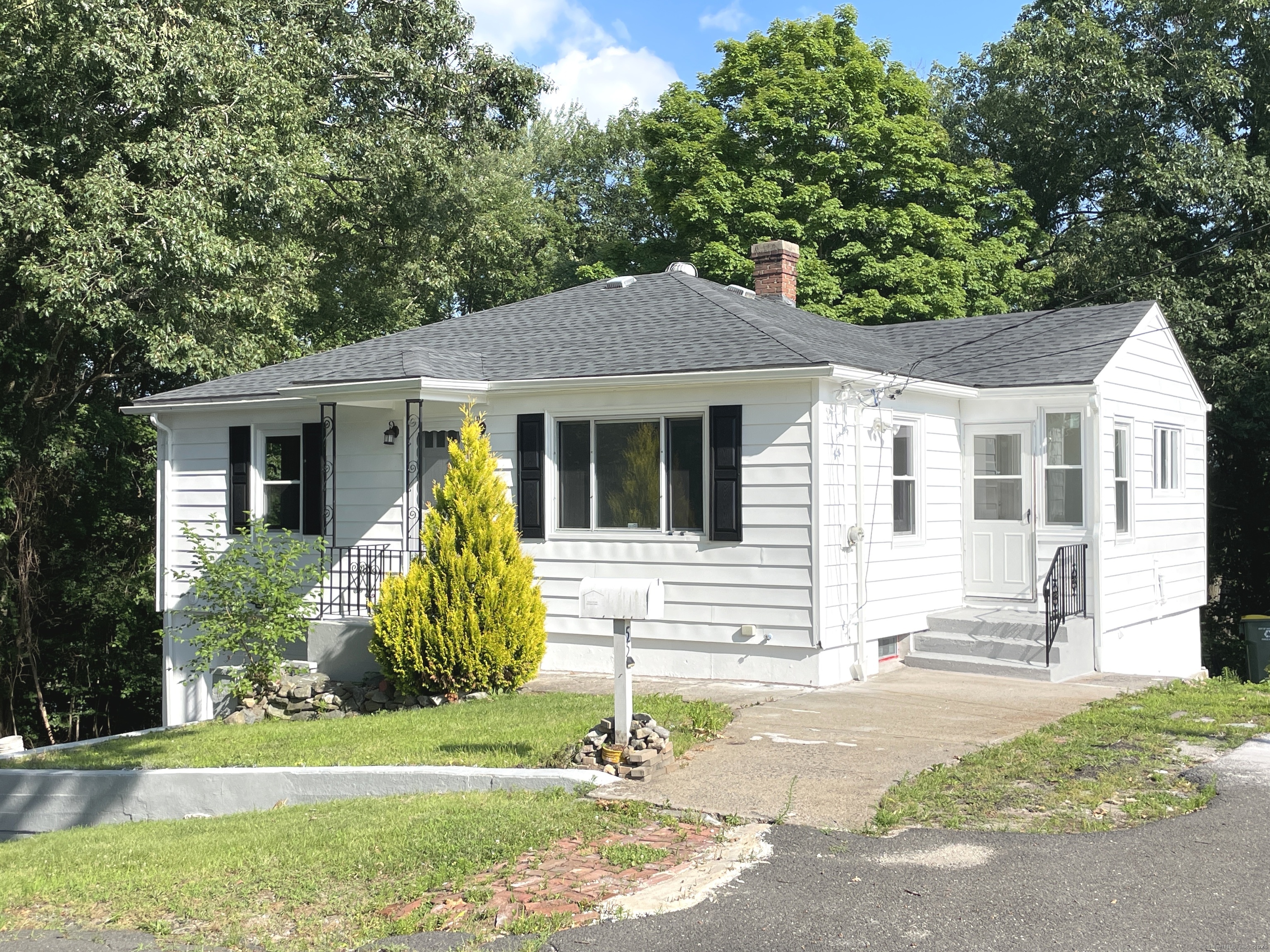 55 Yeaton Street, Waterbury, Connecticut - 3 Bedrooms  
2 Bathrooms  
5 Rooms - 