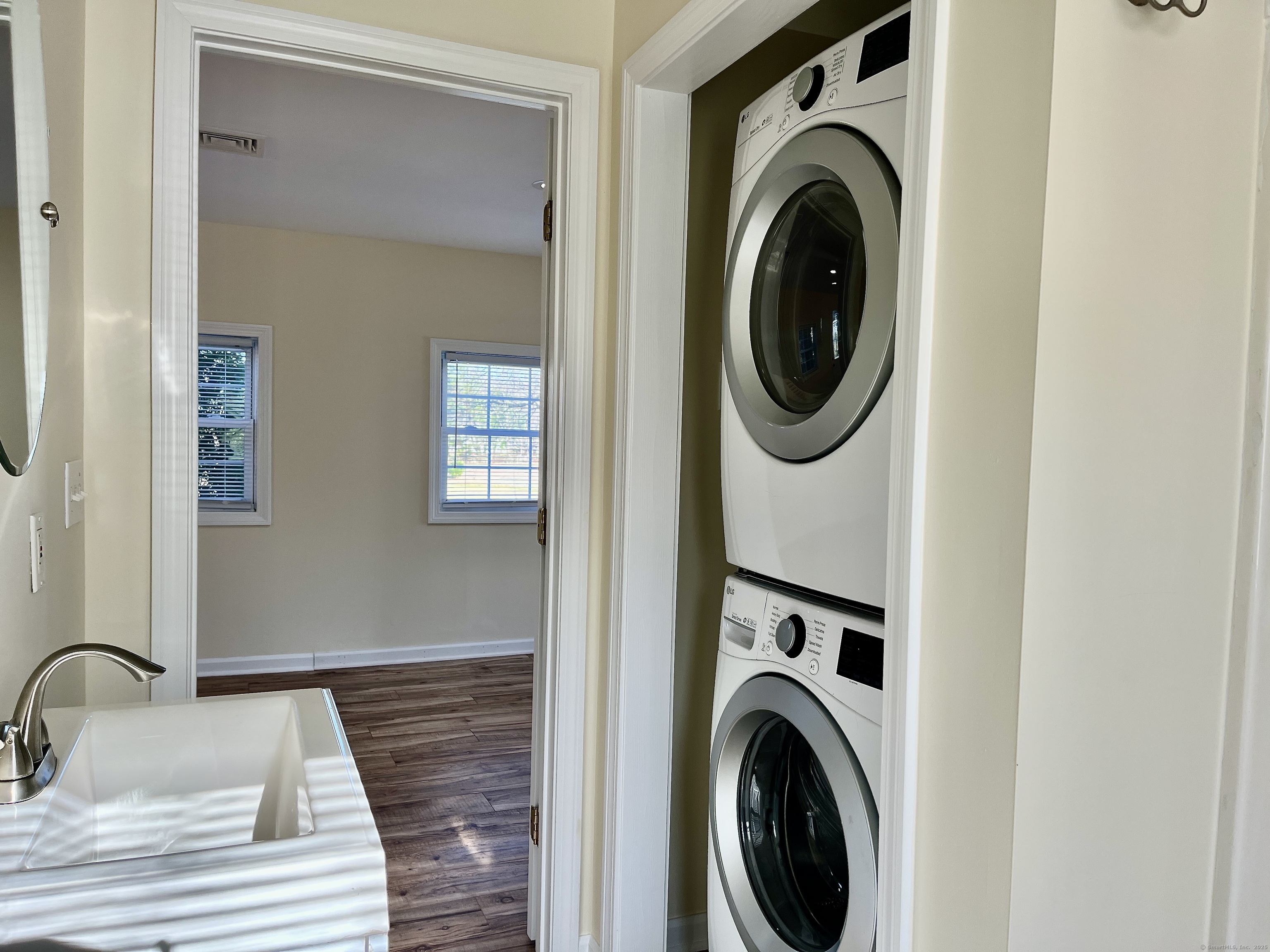 East Haddam, Connecticut 06469, United States, 1 Bedroom Bedrooms, ,1 BathroomBathrooms,Residential,Pending,110220