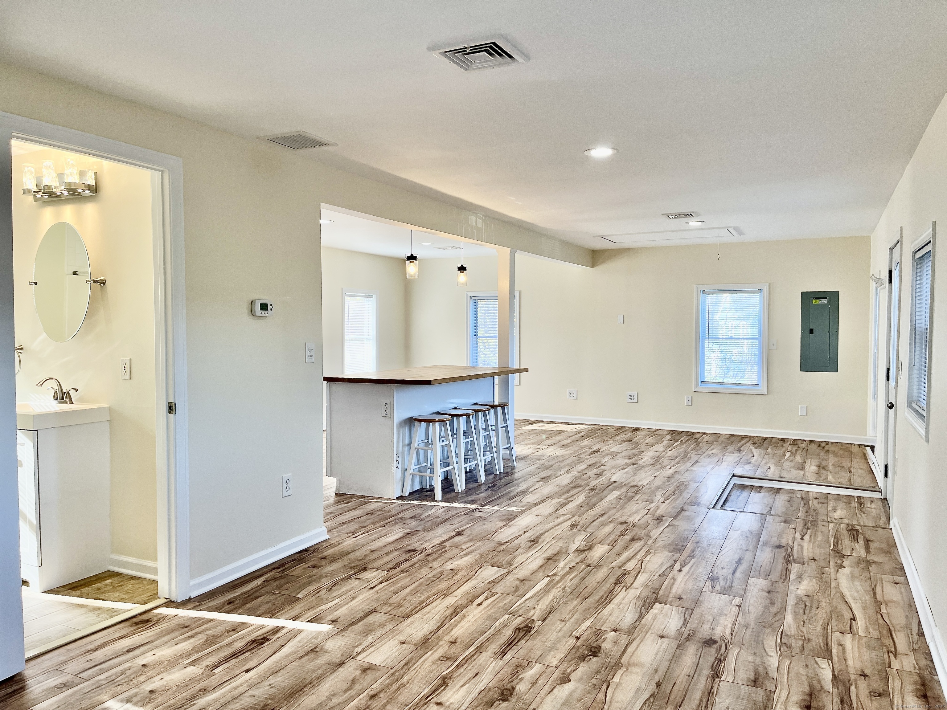 East Haddam, Connecticut 06469, United States, 1 Bedroom Bedrooms, ,1 BathroomBathrooms,Residential,Pending,110220