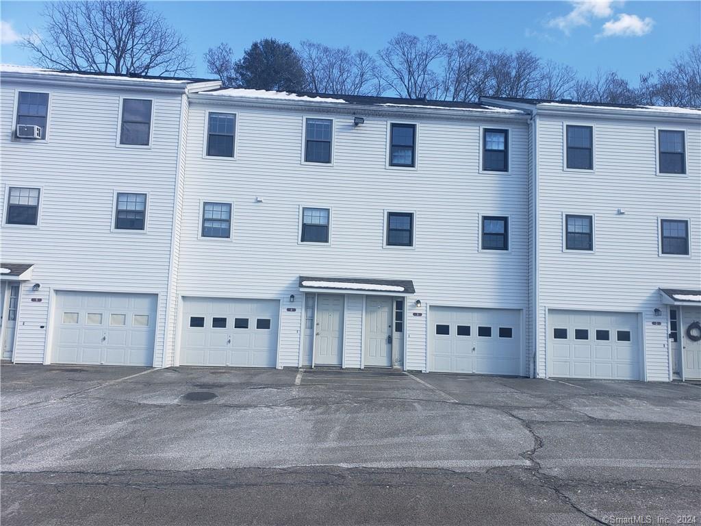 4 Aspetuck Village 4, New Milford, Connecticut - 2 Bedrooms  
2 Bathrooms  
4 Rooms - 