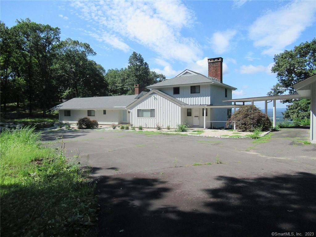 Prattling Pond Road, Farmington, Connecticut - 4 Bedrooms  
3 Bathrooms  
9 Rooms - 