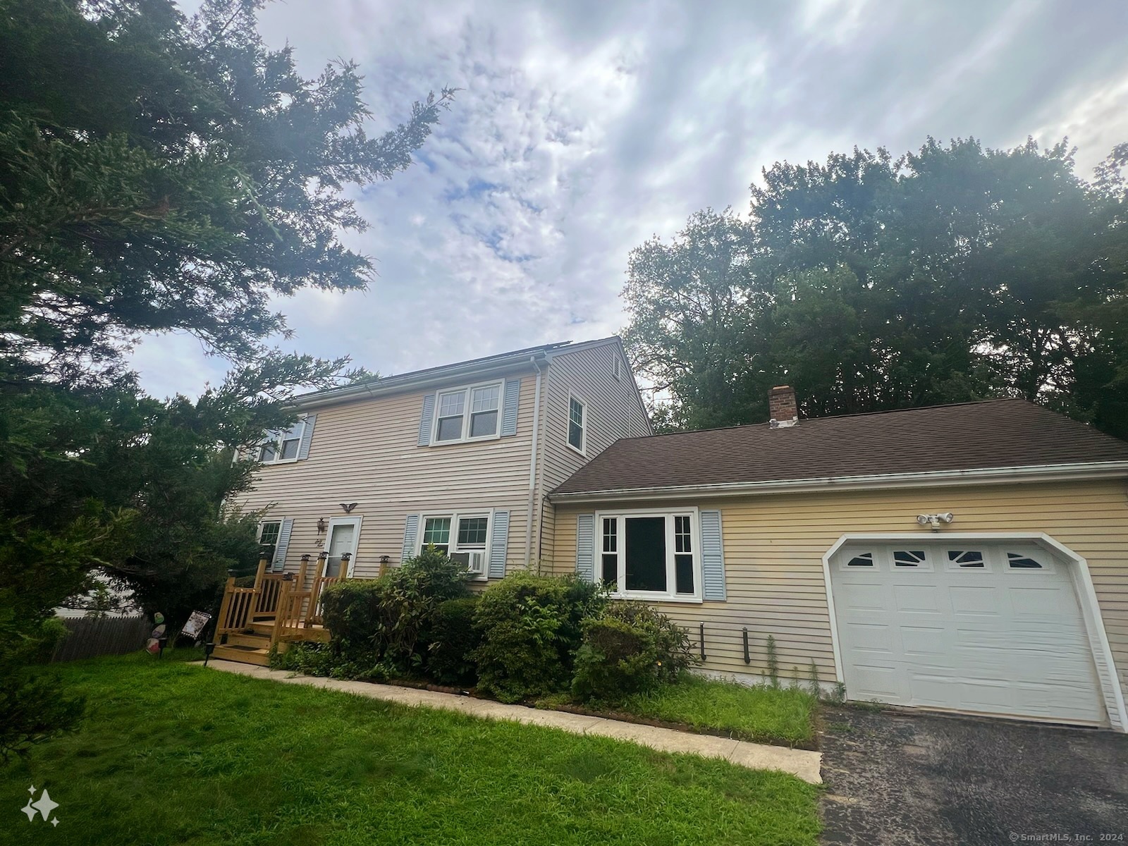69 Forest Drive, Montville, Connecticut - 3 Bedrooms  
2 Bathrooms  
5 Rooms - 