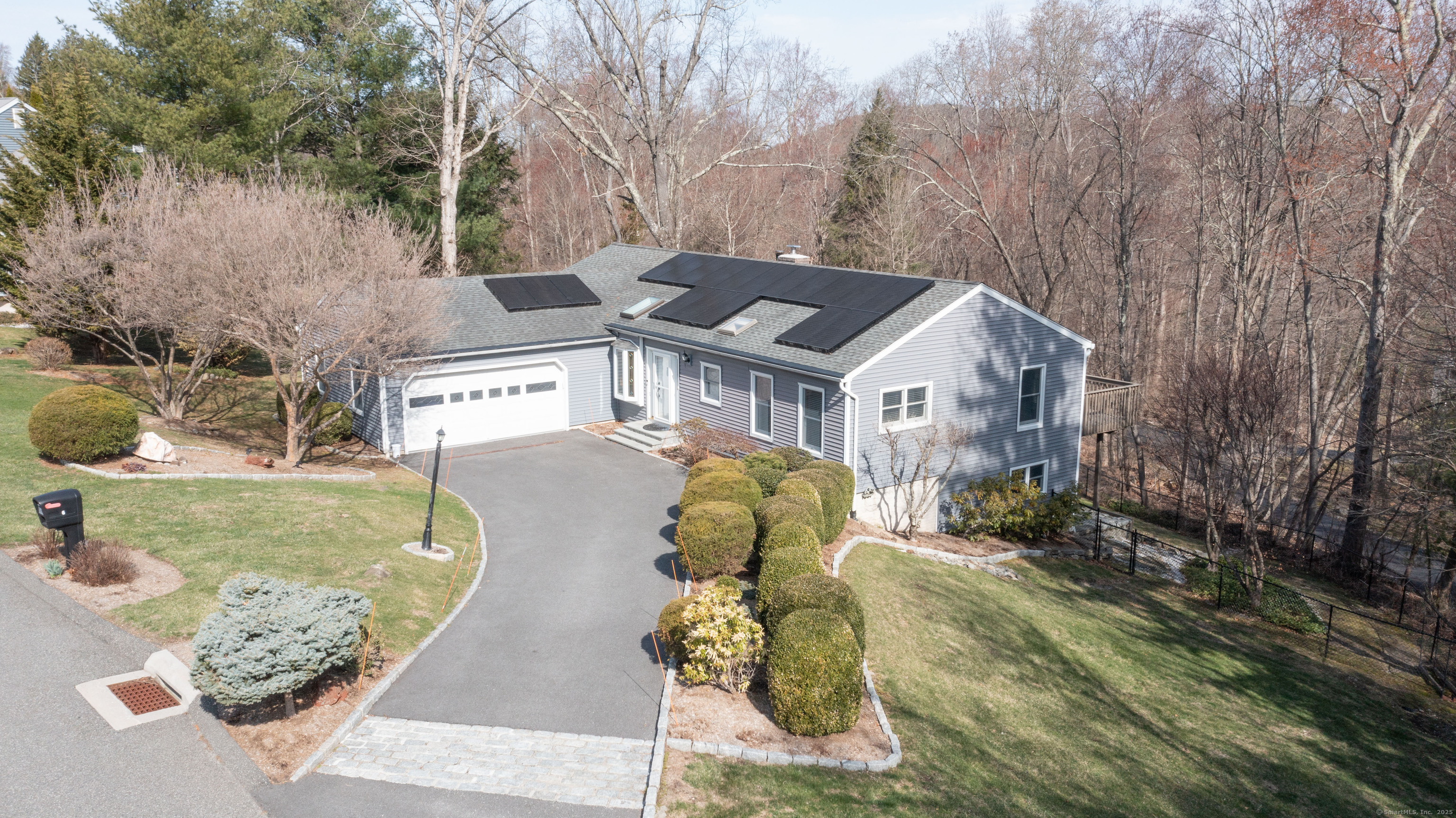Big Buck Lane, Brookfield, Connecticut - 3 Bedrooms  
3 Bathrooms  
6 Rooms - 