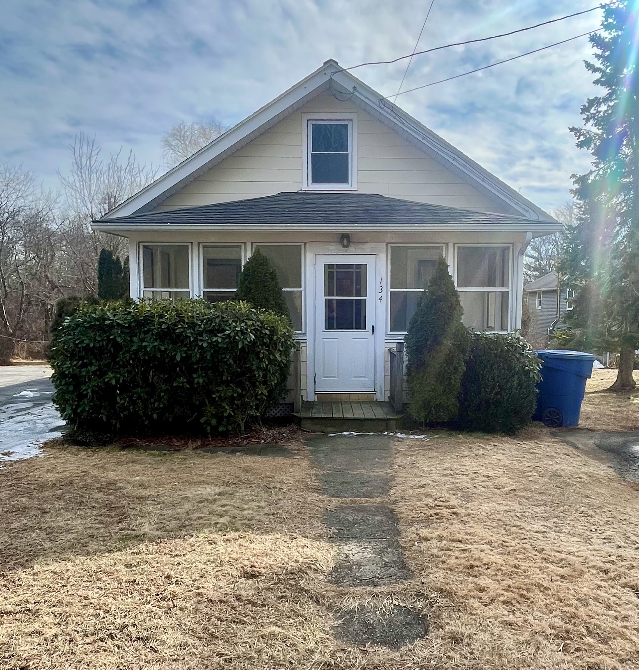 Niles Hill Road, Waterford, Connecticut - 2 Bedrooms  
1 Bathrooms  
4 Rooms - 