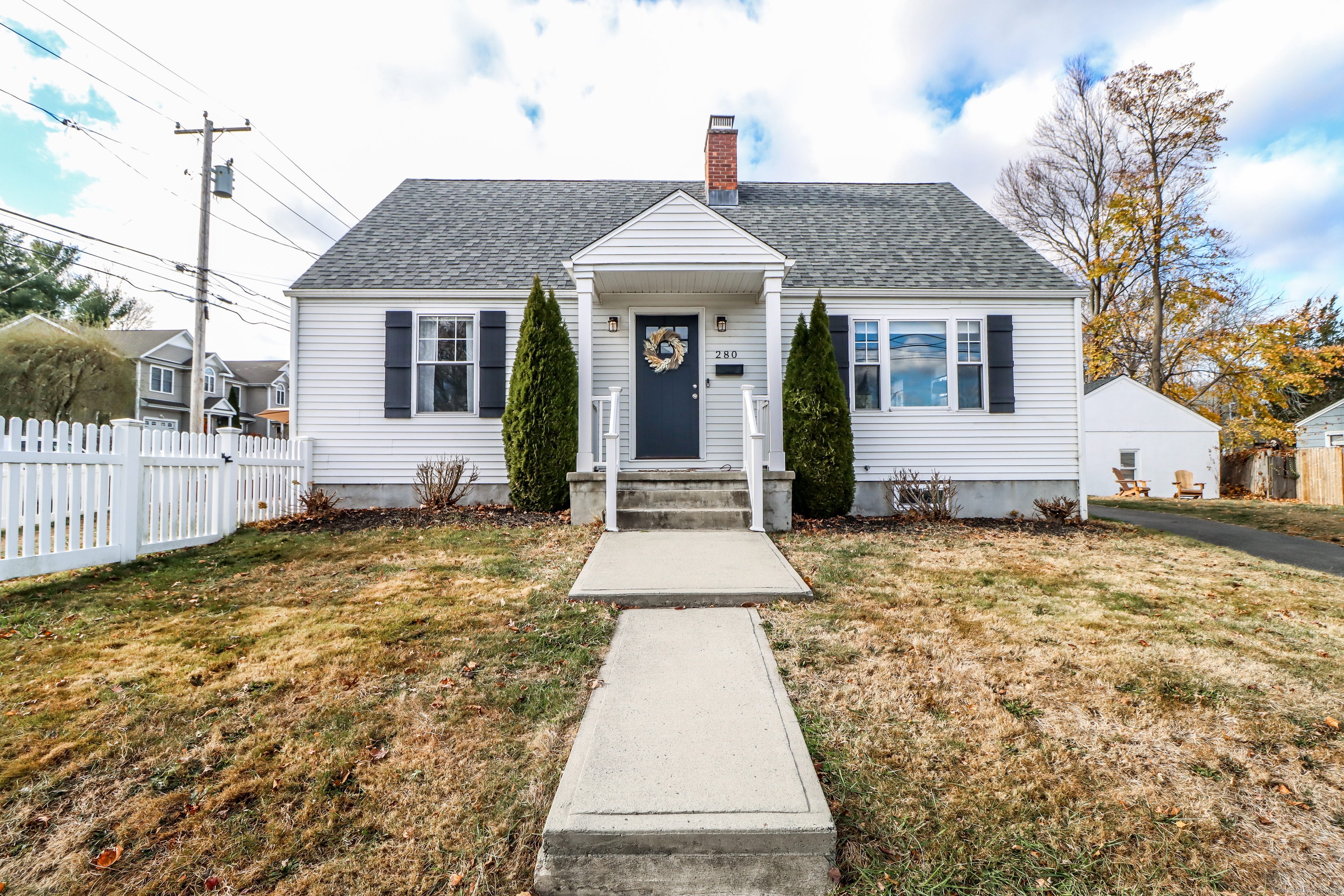 Lenox Road, Fairfield, Connecticut - 4 Bedrooms  
2 Bathrooms  
6 Rooms - 