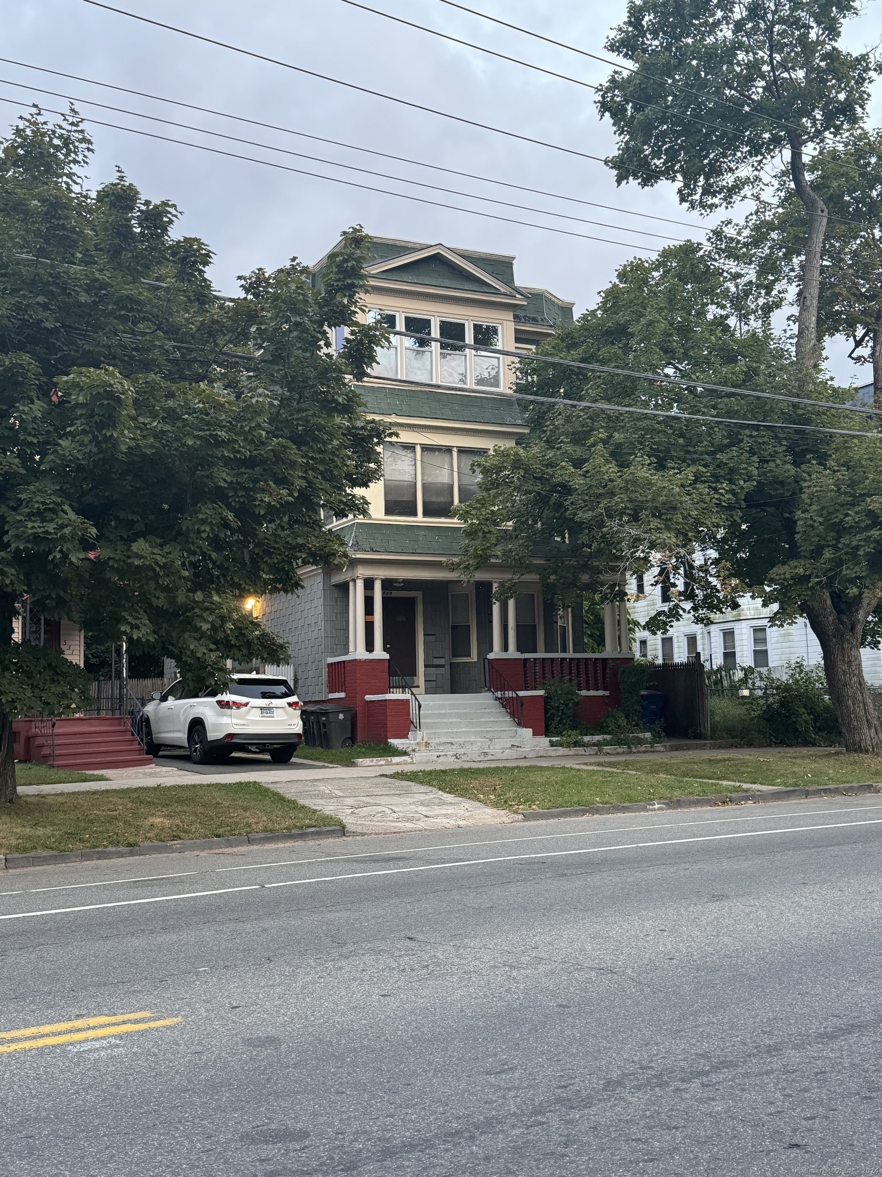 Property for Sale at 529 Dixwell Avenue, New Haven, Connecticut - Bedrooms: 6 
Bathrooms: 3 
Rooms: 15  - $499,900