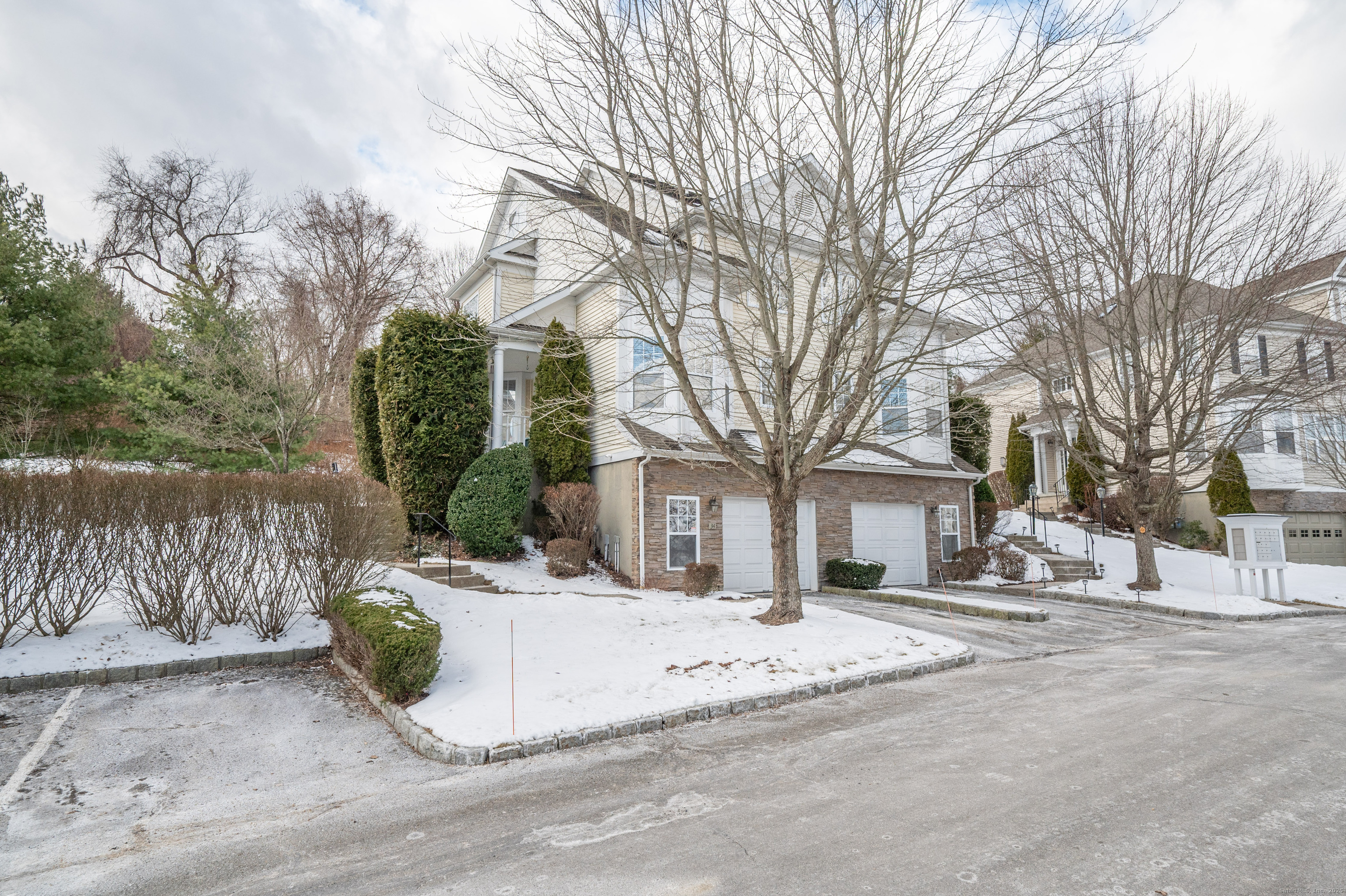 Maura Lane 34, Danbury, Connecticut - 2 Bedrooms  
3 Bathrooms  
7 Rooms - 