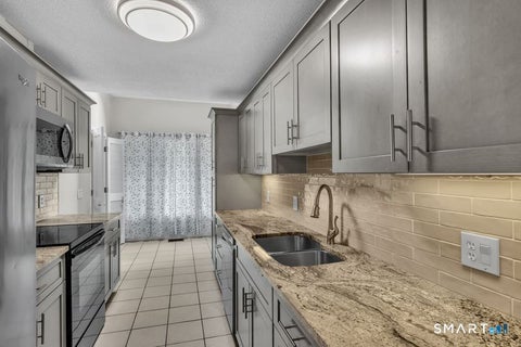 Tiny photo for 3 Saddle Crossing #3, Avon, CT 06001 (MLS # 24205716)