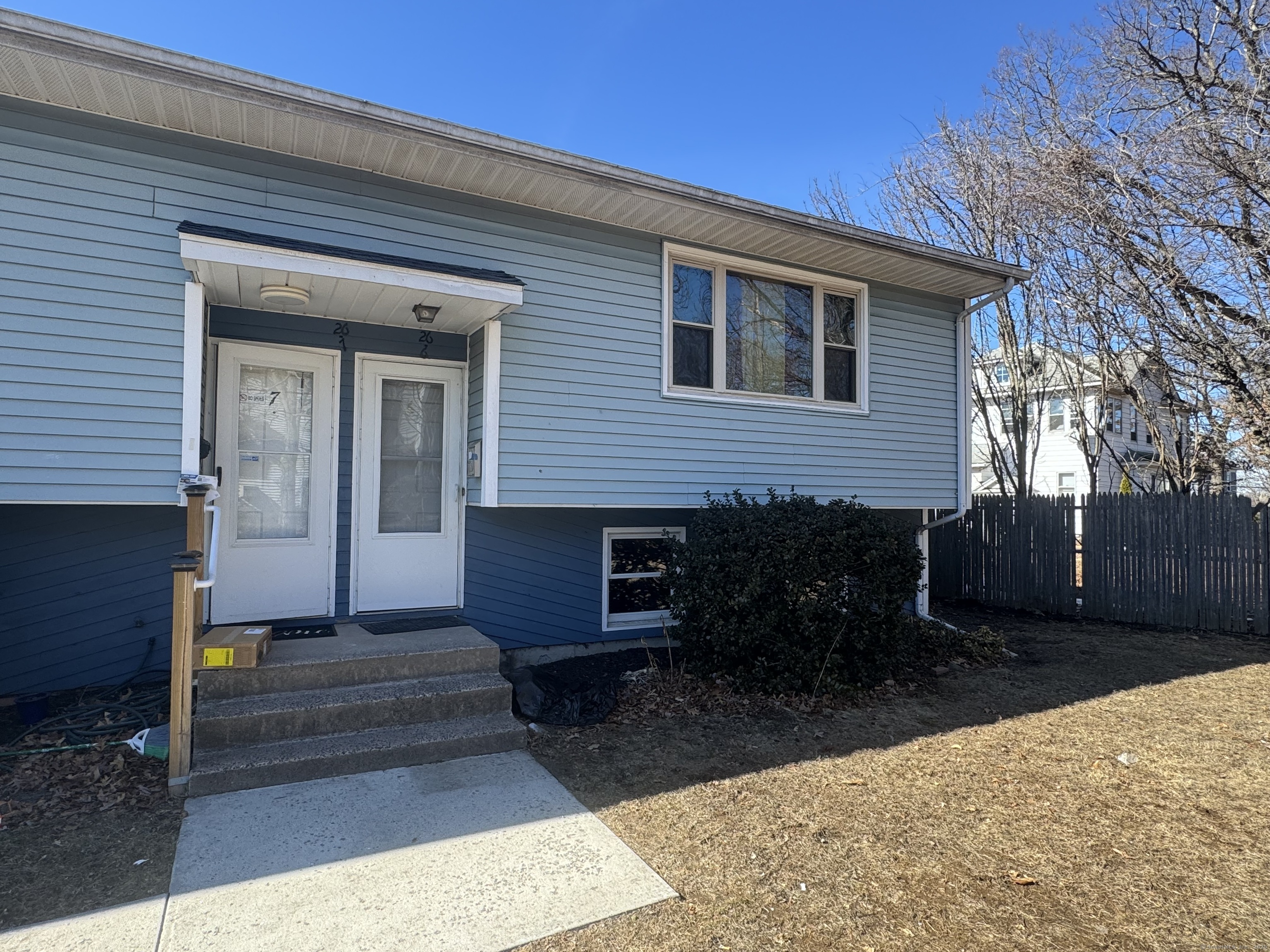 Shirley Street Apt 6, Waterbury, Connecticut - 2 Bedrooms  
2 Bathrooms  
4 Rooms - 