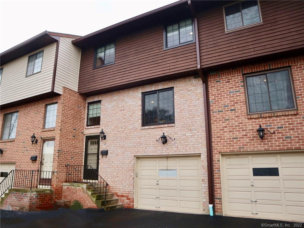 237 Strawberry Hill Avenue Apt 8, Stamford, Connecticut - 2 Bedrooms  
3 Bathrooms  
5 Rooms - 