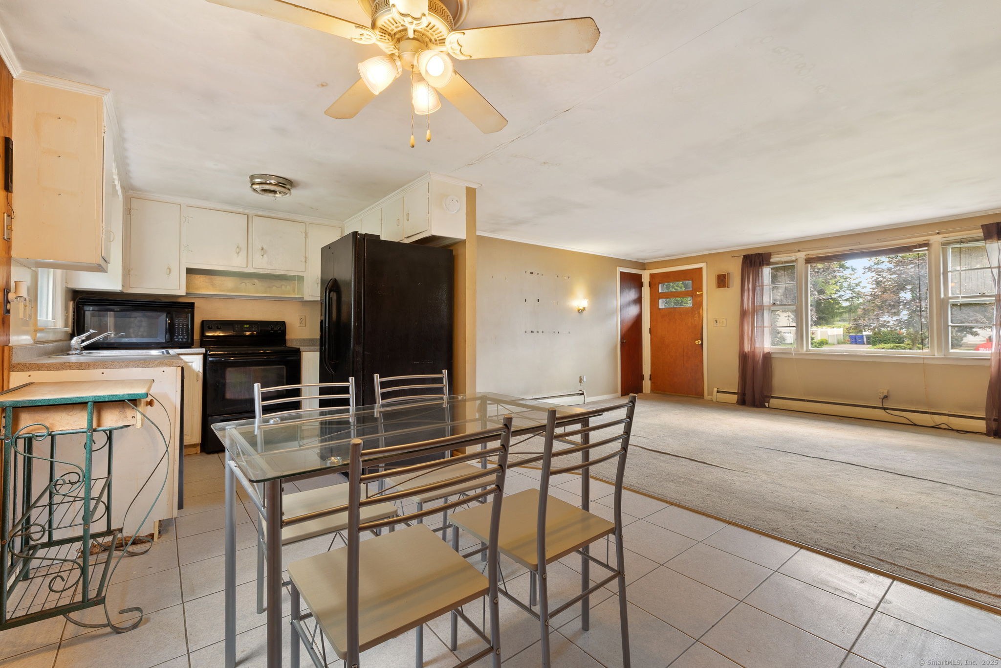 Windsor Locks, Connecticut 06096, United States, 3 Bedrooms Bedrooms, ,2 BathroomsBathrooms,Residential,Pending,199977