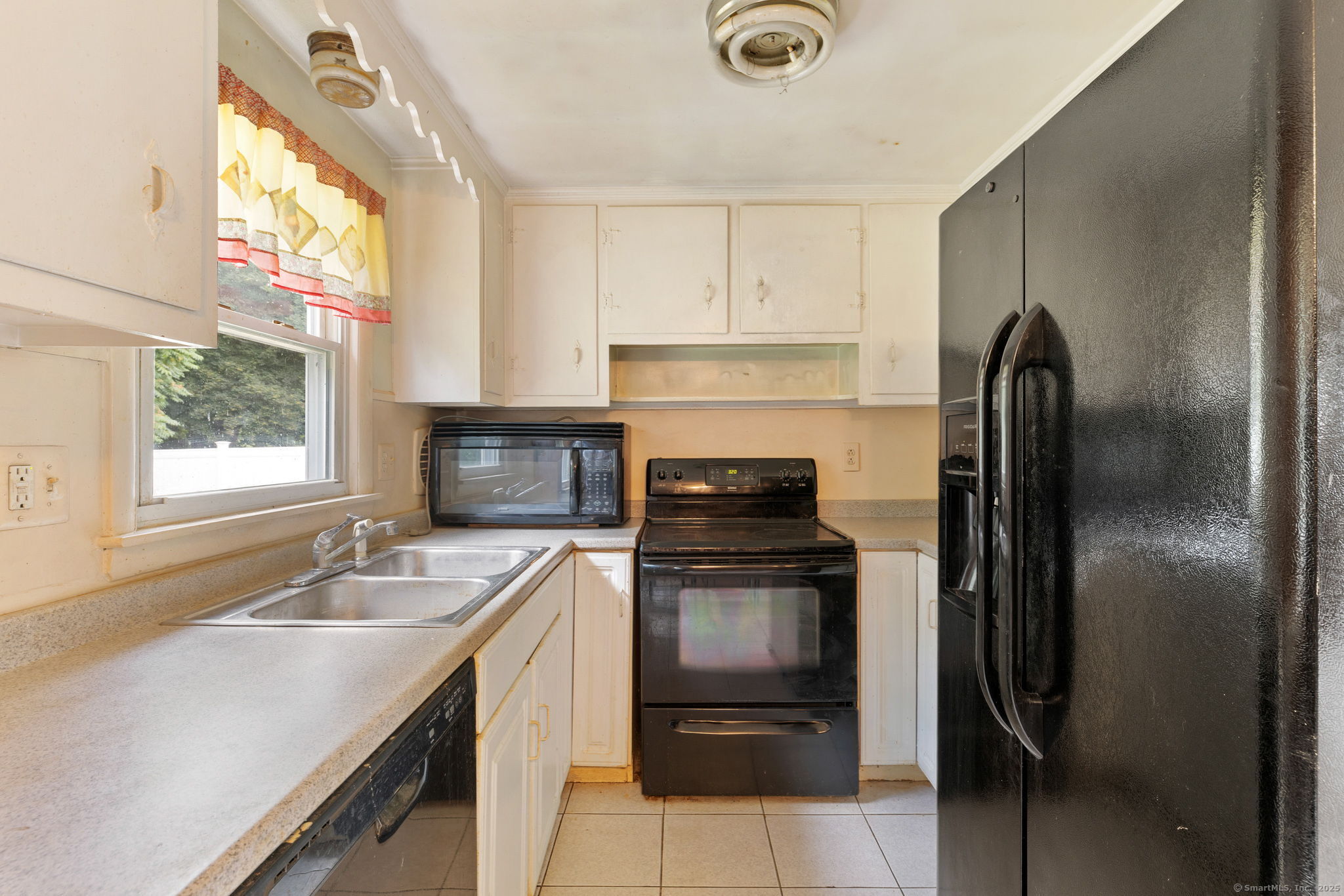 Windsor Locks, Connecticut 06096, United States, 3 Bedrooms Bedrooms, ,2 BathroomsBathrooms,Residential,Pending,199977